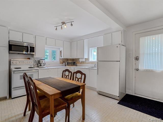 Kitchen - 130B-130 Av. Du Pacifique, Laval (Laval-Des-Rapides), QC - Indoor Photo Showing Kitchen With Double Sink