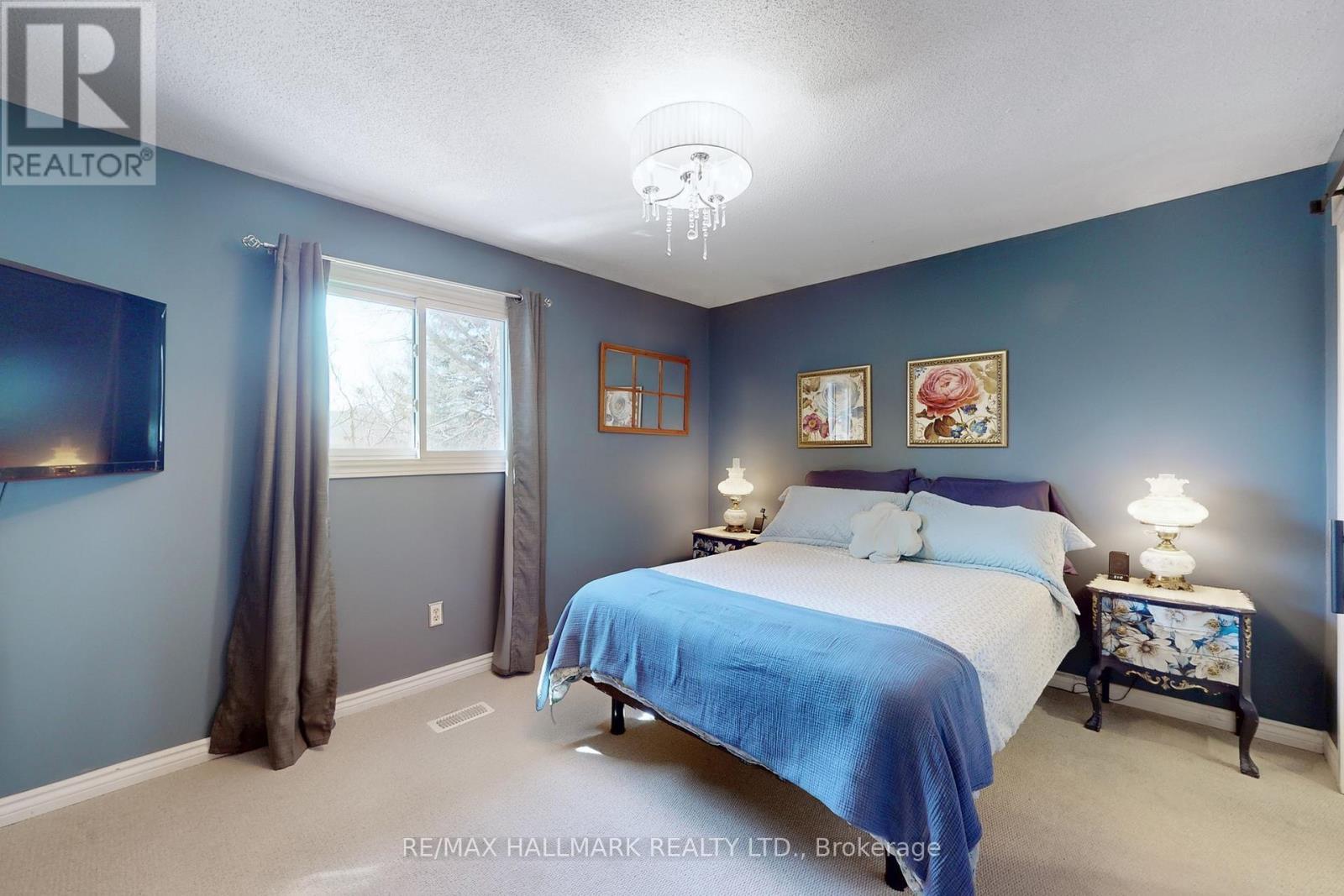 111 Kerr Boulevard, New Tecumseth, ON - Indoor Photo Showing Bedroom