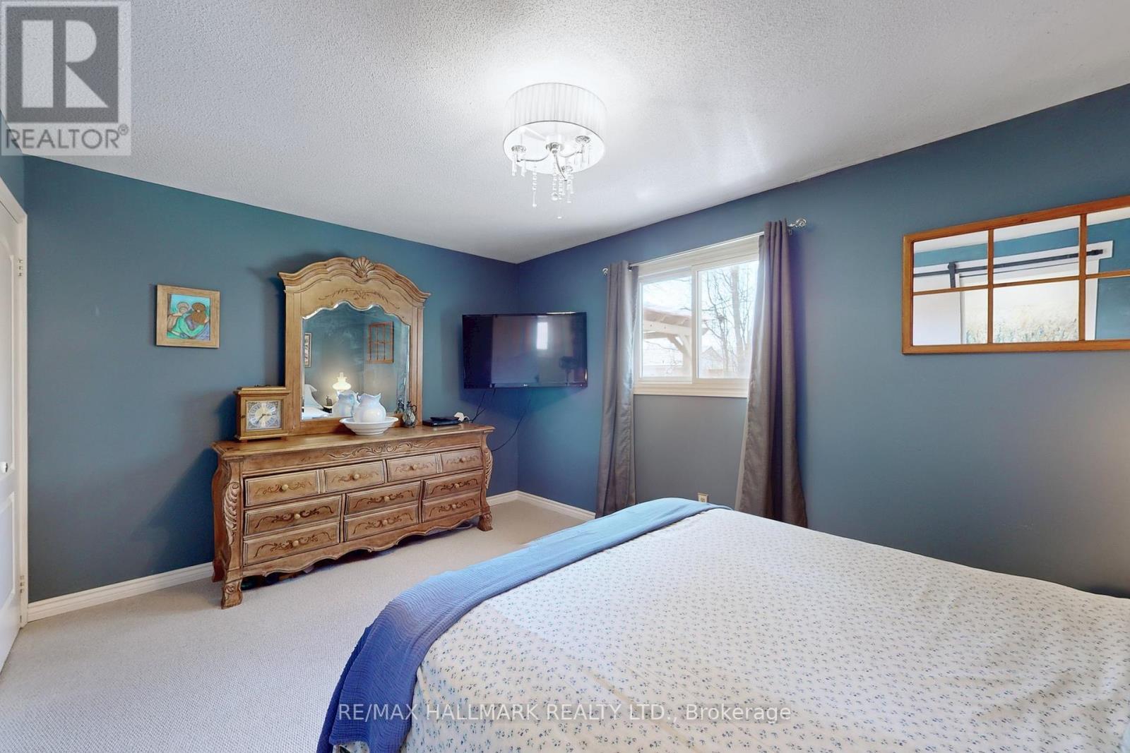 111 Kerr Boulevard, New Tecumseth, ON - Indoor Photo Showing Bedroom
