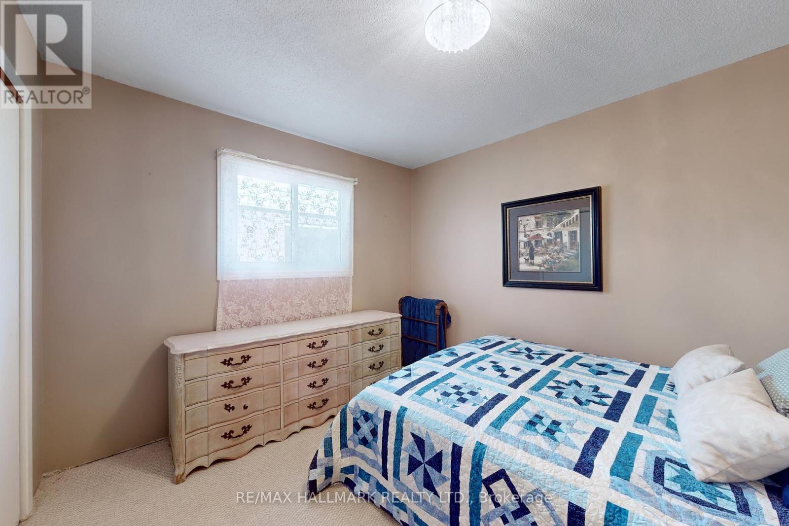 111 Kerr Boulevard, New Tecumseth, ON - Indoor Photo Showing Bedroom