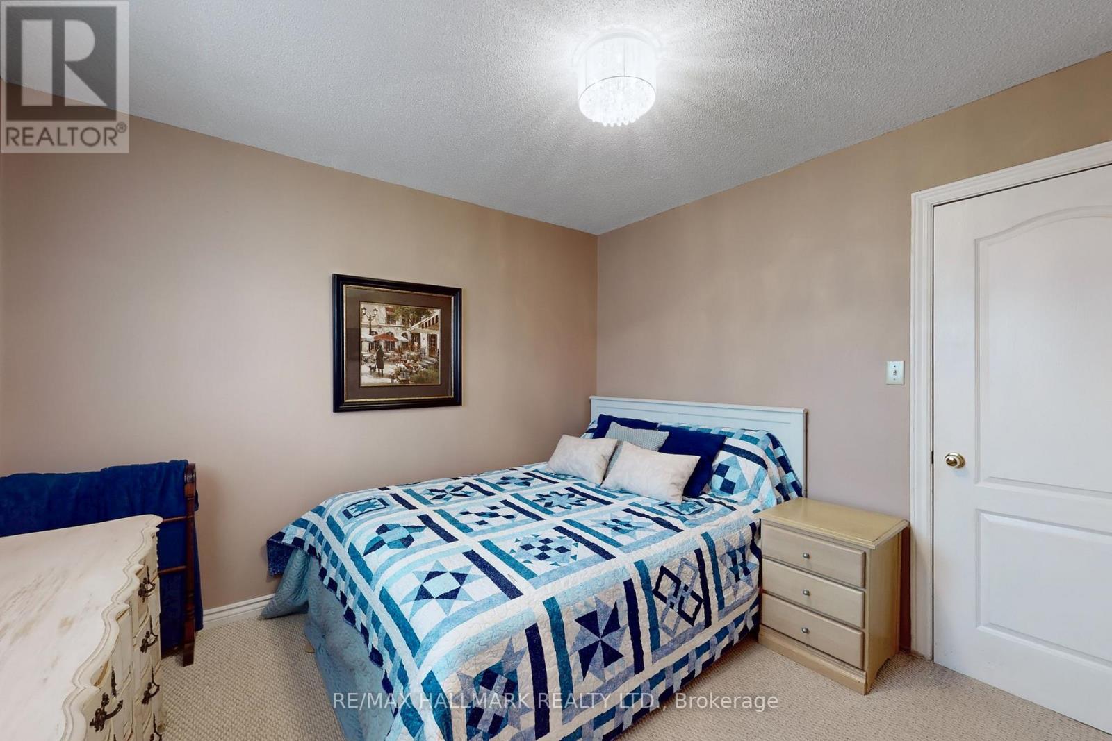 111 Kerr Boulevard, New Tecumseth, ON - Indoor Photo Showing Bedroom