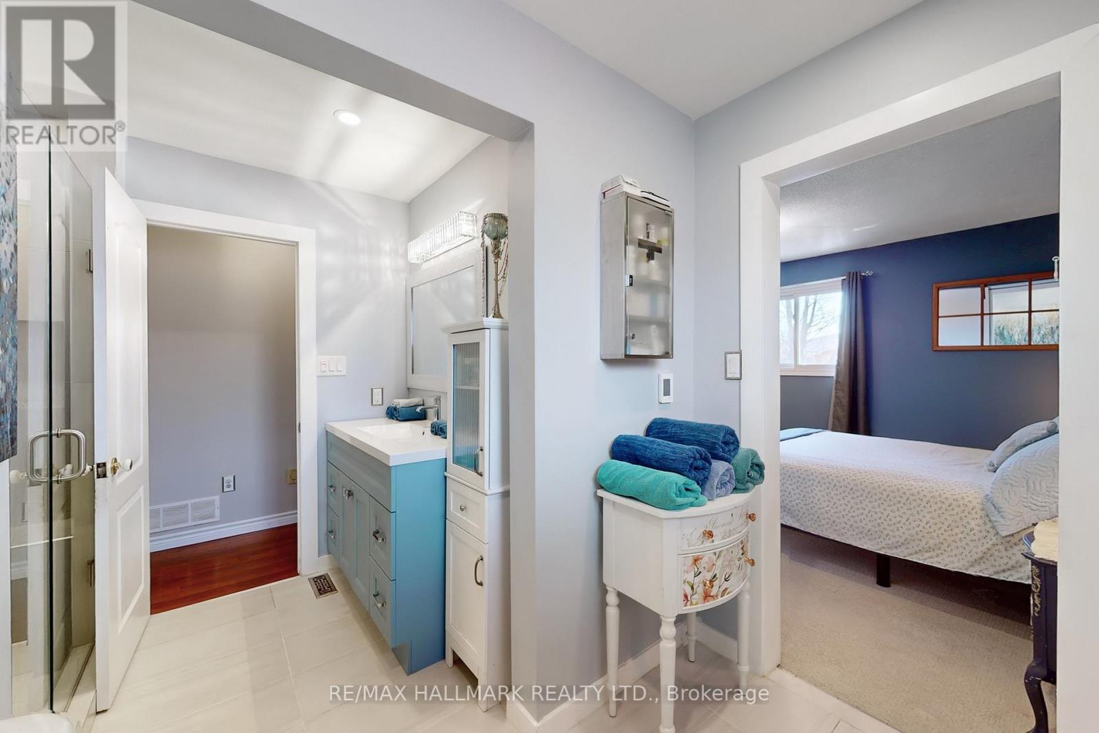 111 Kerr Boulevard, New Tecumseth, ON - Indoor Photo Showing Bedroom