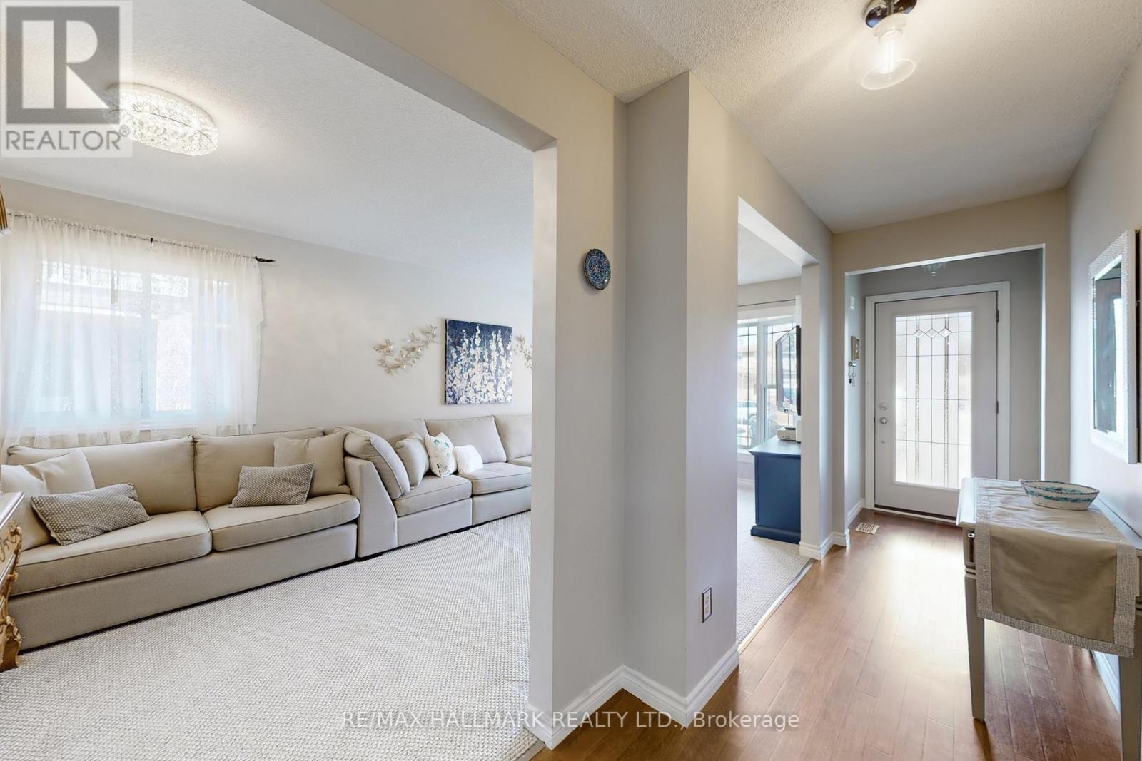 111 Kerr Boulevard, New Tecumseth, ON - Indoor Photo Showing Living Room