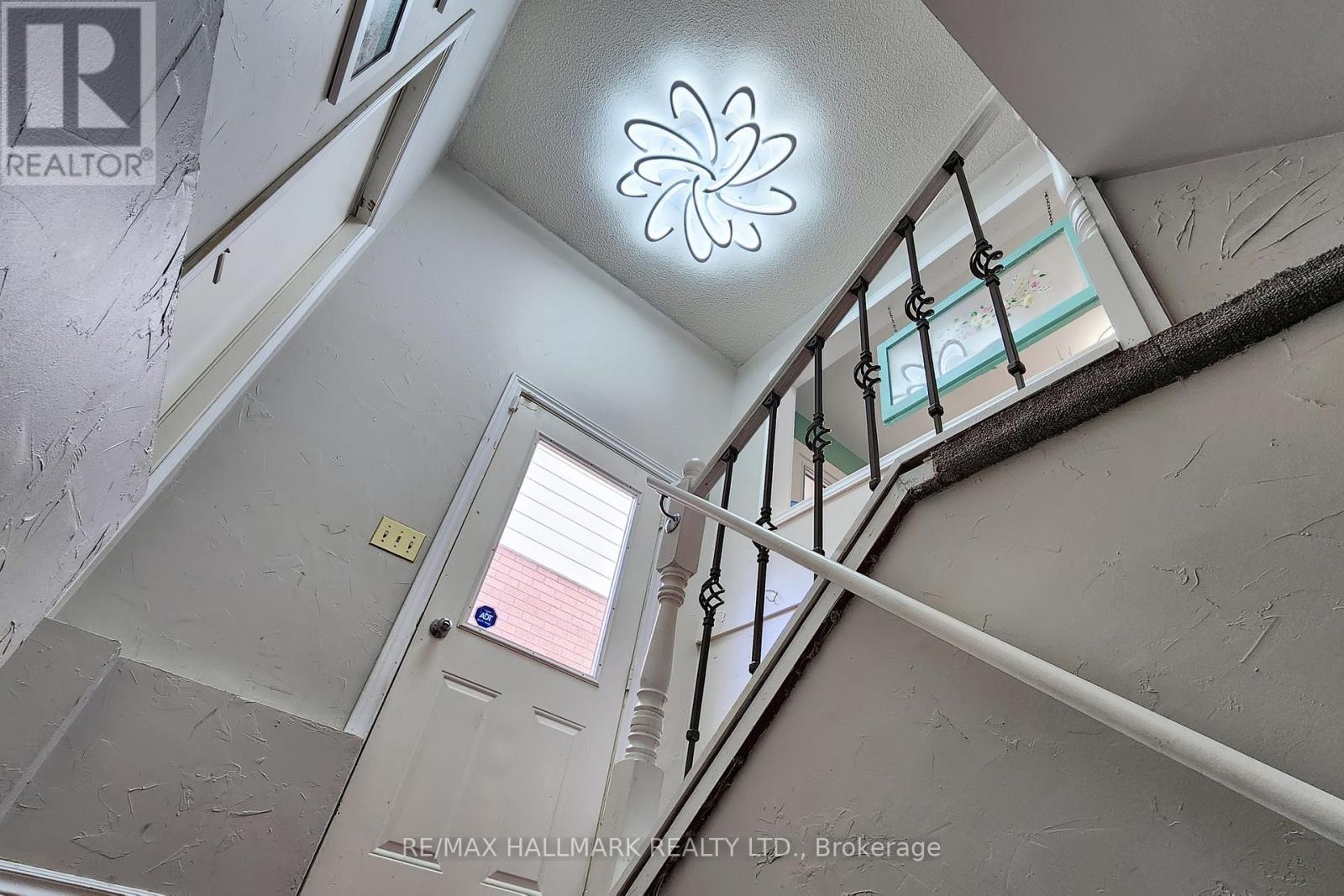 111 Kerr Boulevard, New Tecumseth, ON - Indoor Photo Showing Other Room