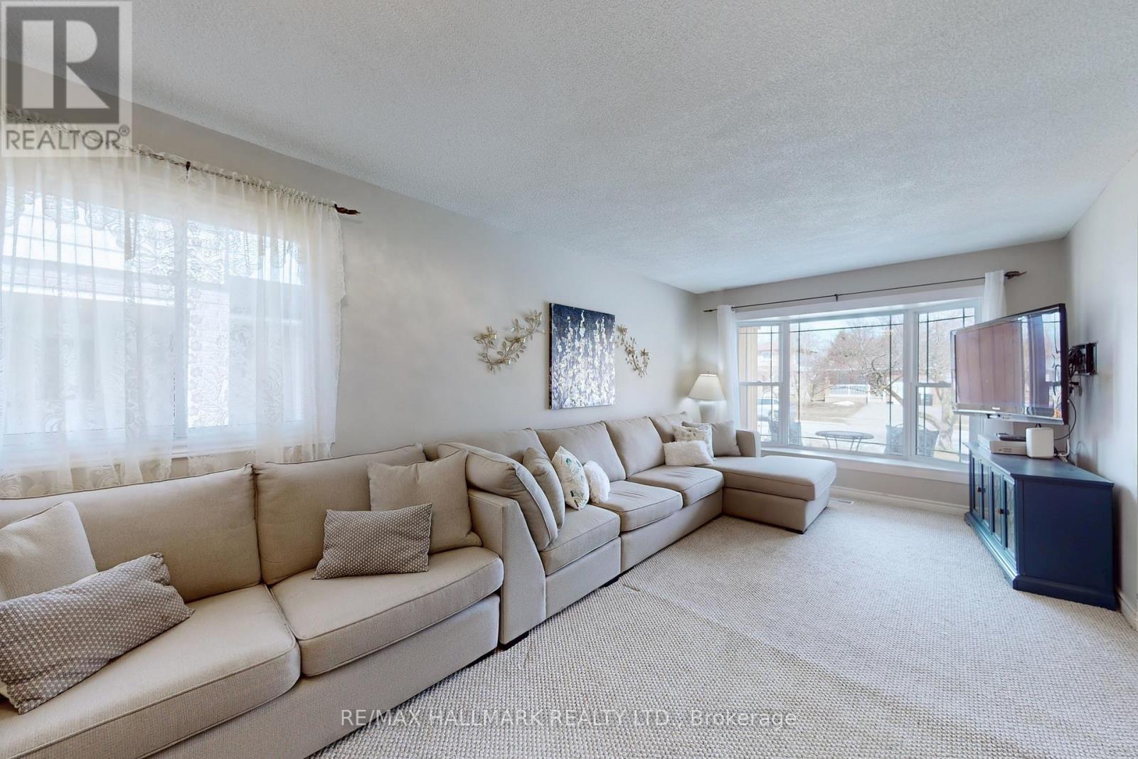 111 Kerr Boulevard, New Tecumseth, ON - Indoor Photo Showing Living Room