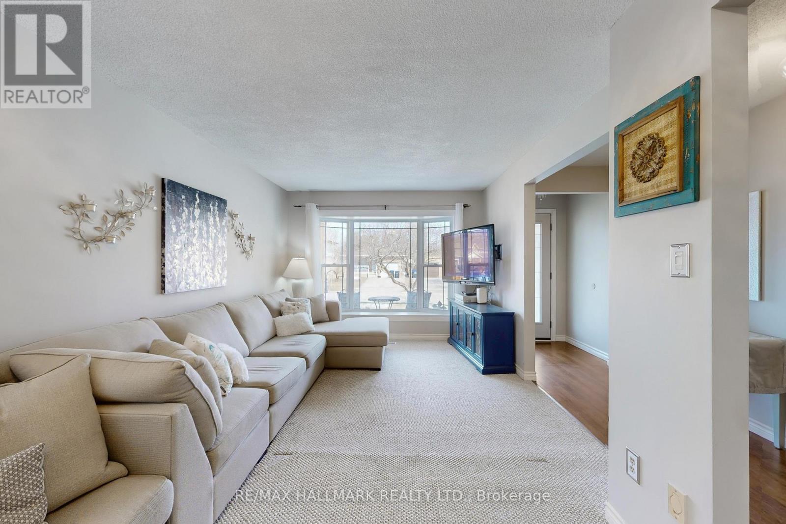 111 Kerr Boulevard, New Tecumseth, ON - Indoor Photo Showing Living Room