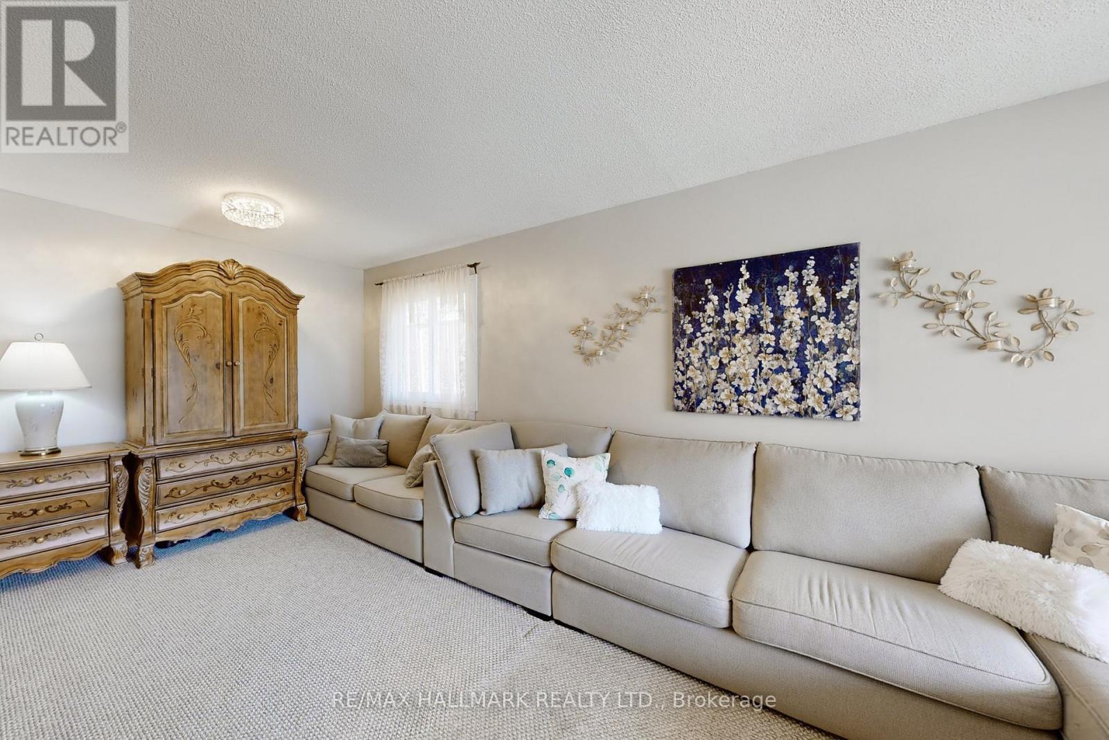 111 Kerr Boulevard, New Tecumseth, ON - Indoor Photo Showing Living Room