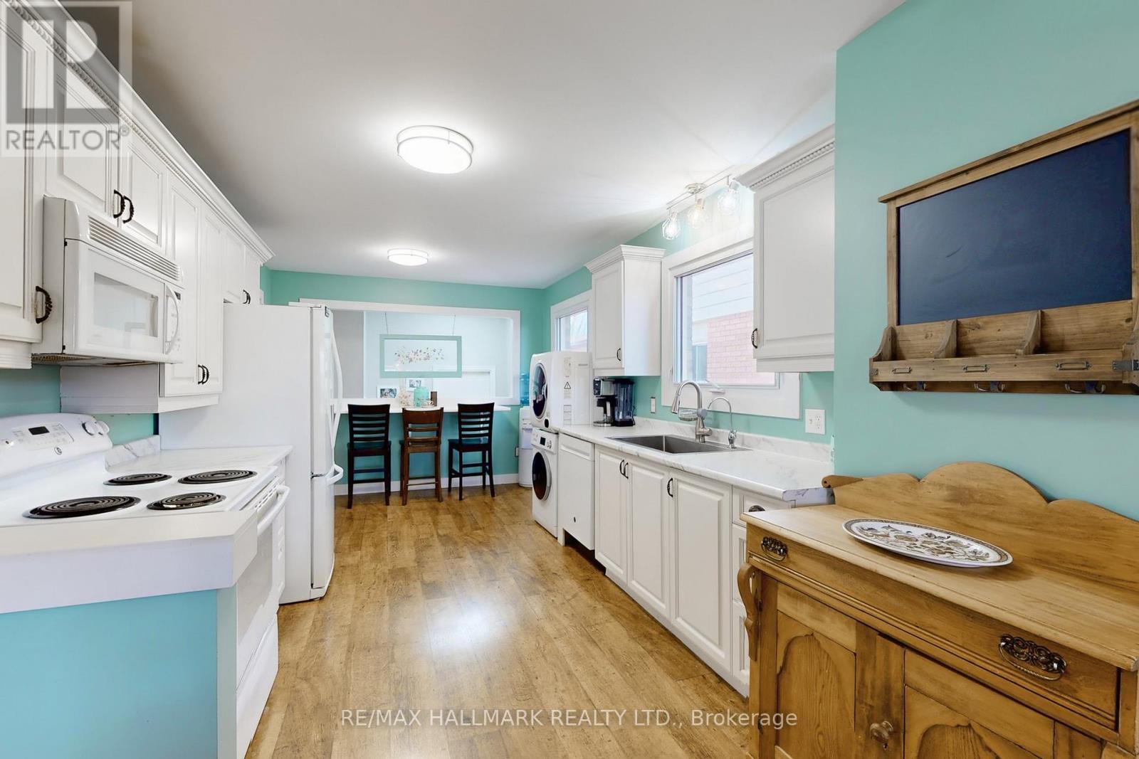 111 Kerr Boulevard, New Tecumseth, ON - Indoor Photo Showing Kitchen