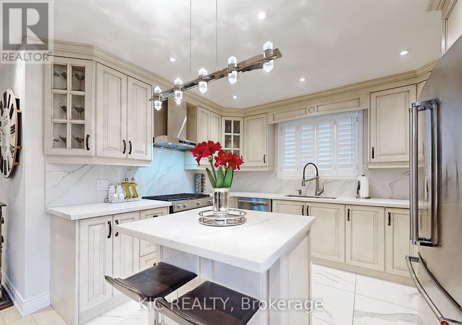 Main Floor - 226 Browndale Crescent, Richmond Hill, ON - Indoor Photo Showing Kitchen With Upgraded Kitchen