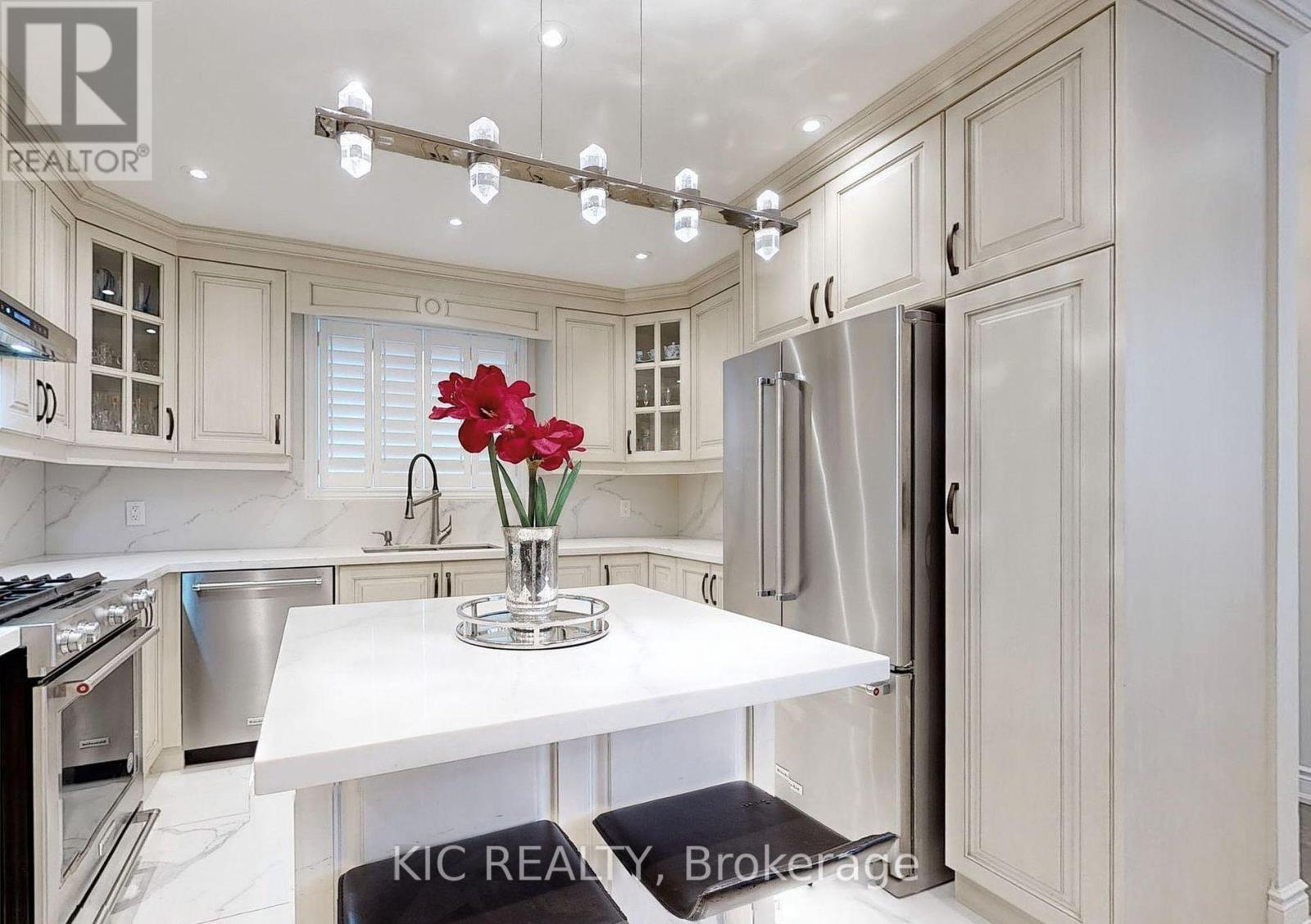 Main Floor - 226 Browndale Crescent, Richmond Hill, ON - Indoor Photo Showing Kitchen With Upgraded Kitchen