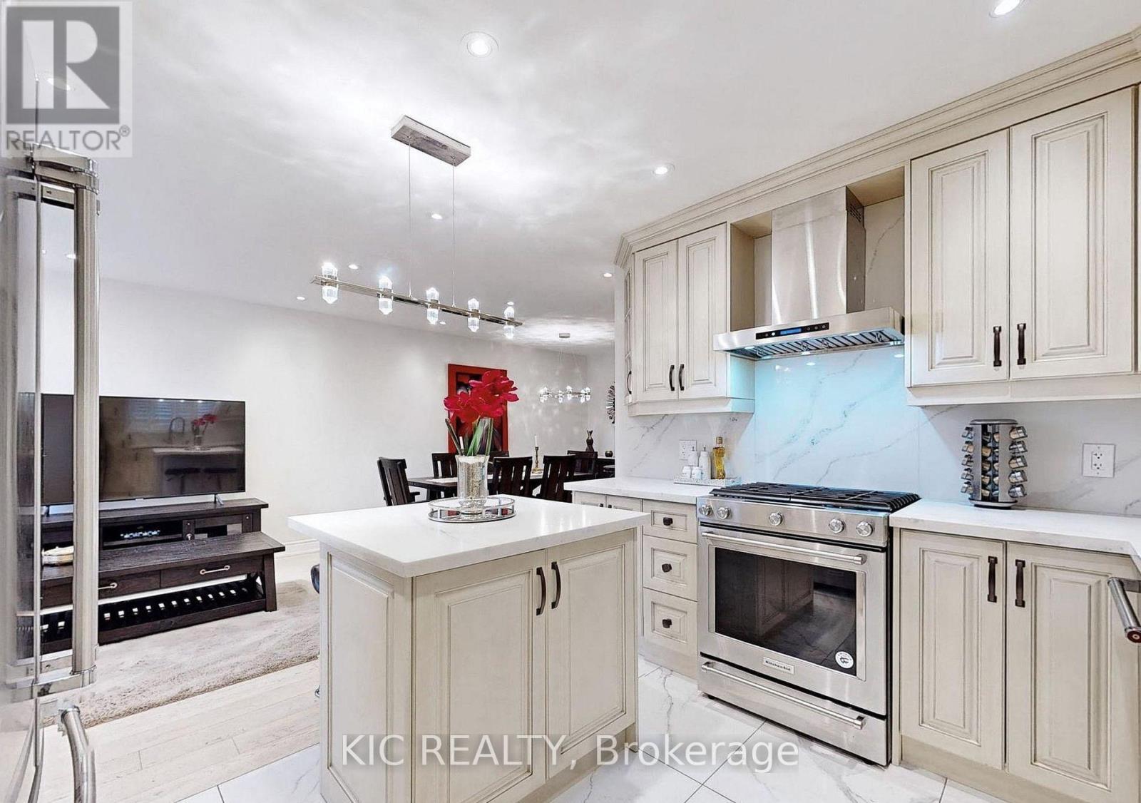 Main Floor - 226 Browndale Crescent, Richmond Hill, ON - Indoor Photo Showing Kitchen
