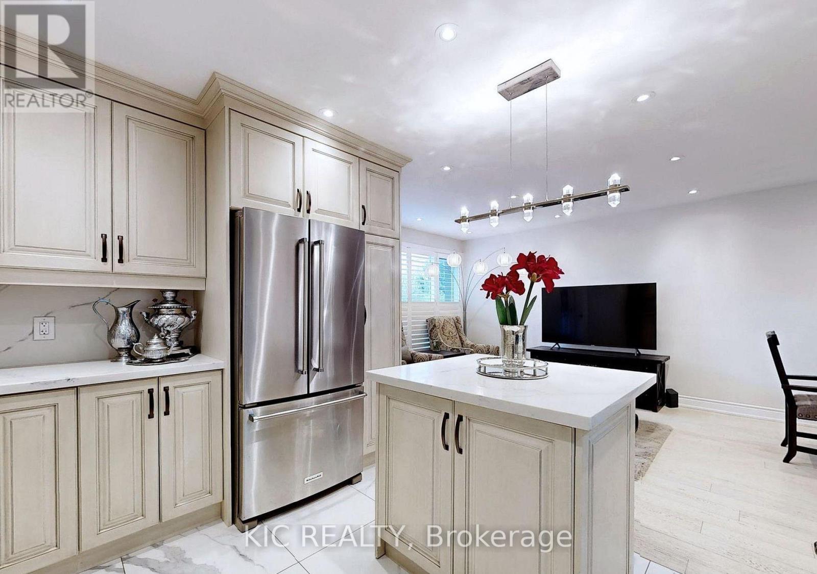 Main Floor - 226 Browndale Crescent, Richmond Hill, ON - Indoor Photo Showing Kitchen