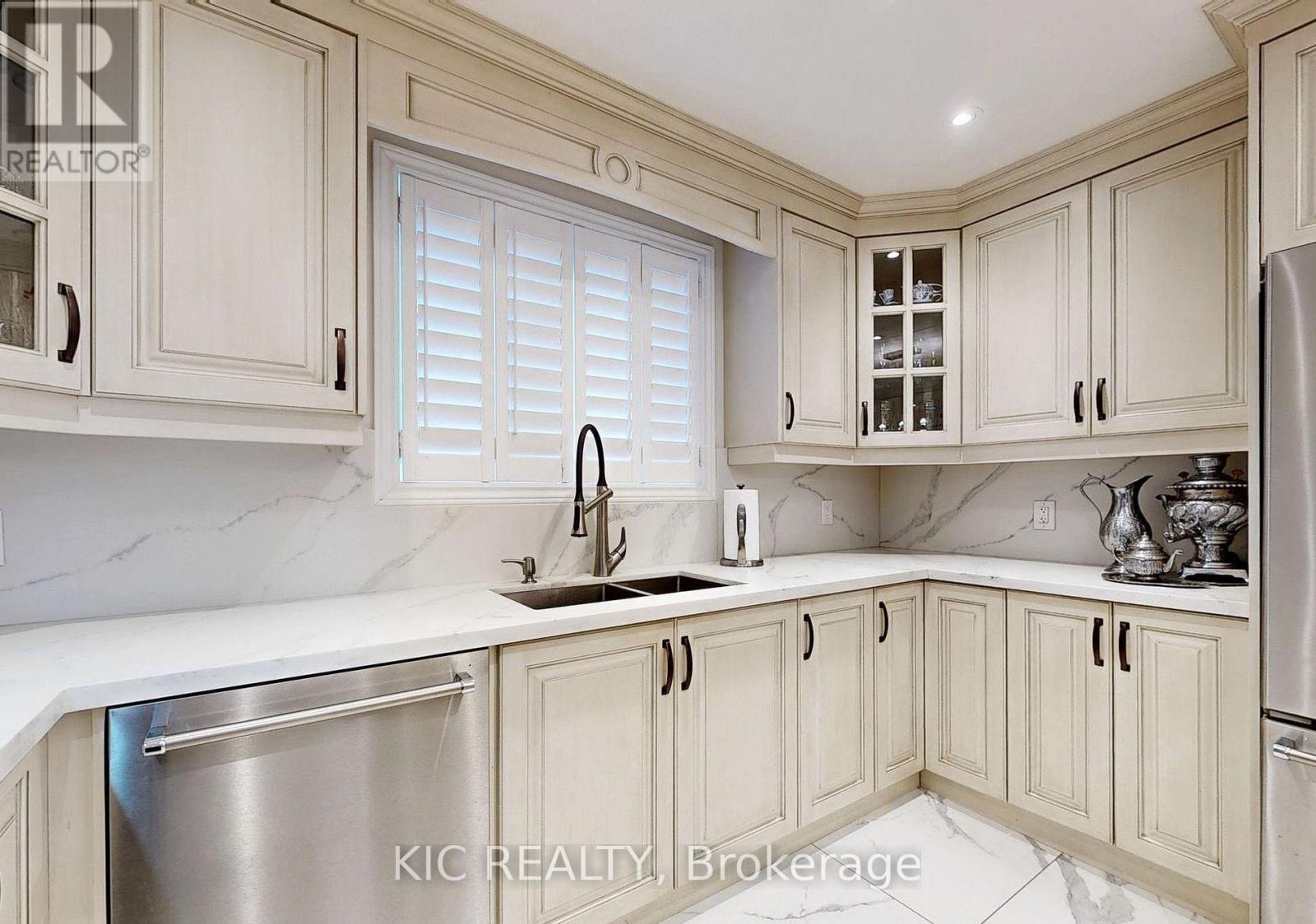 Main Floor - 226 Browndale Crescent, Richmond Hill, ON - Indoor Photo Showing Kitchen With Double Sink