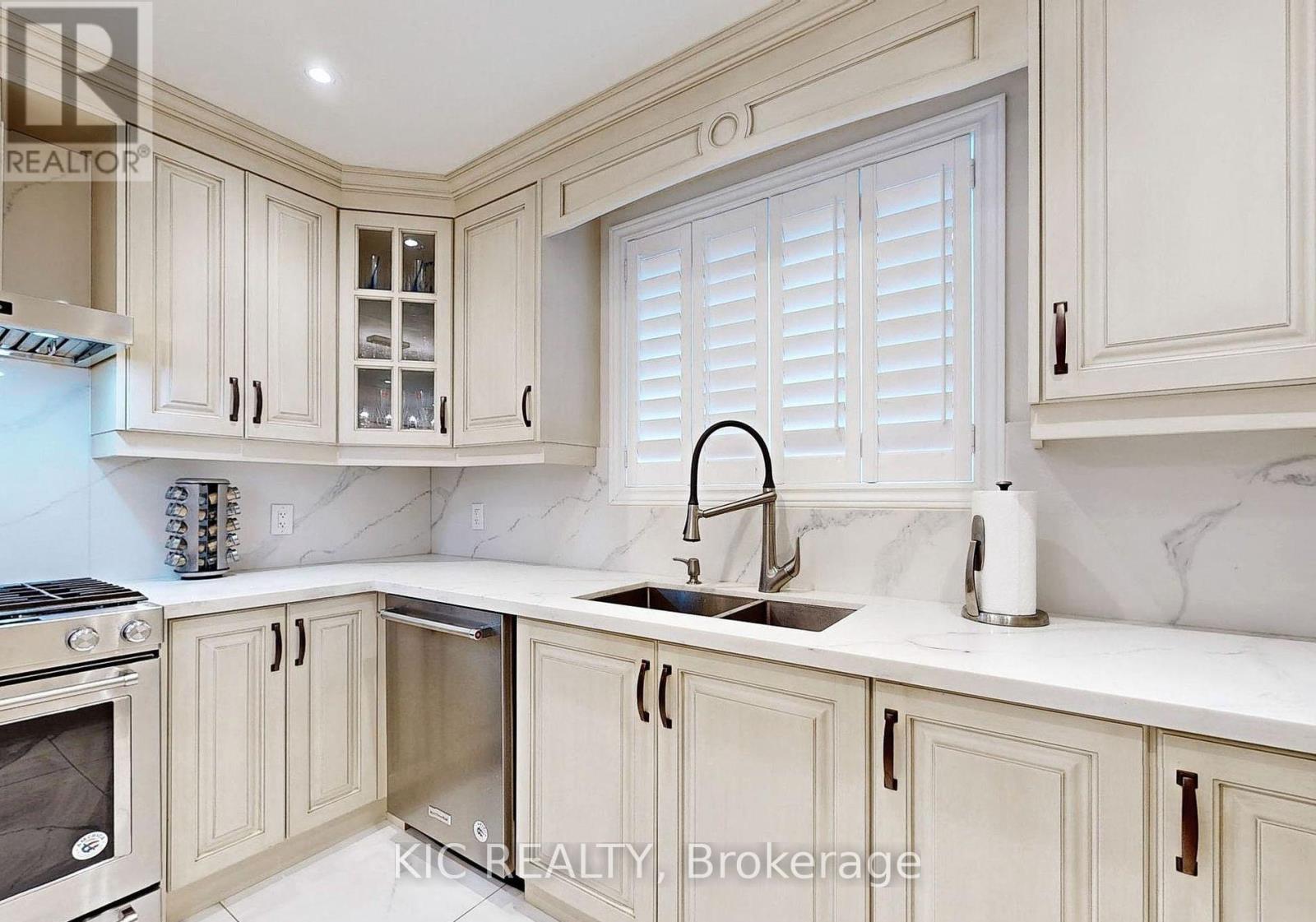 Main Floor - 226 Browndale Crescent, Richmond Hill, ON - Indoor Photo Showing Kitchen With Double Sink With Upgraded Kitchen