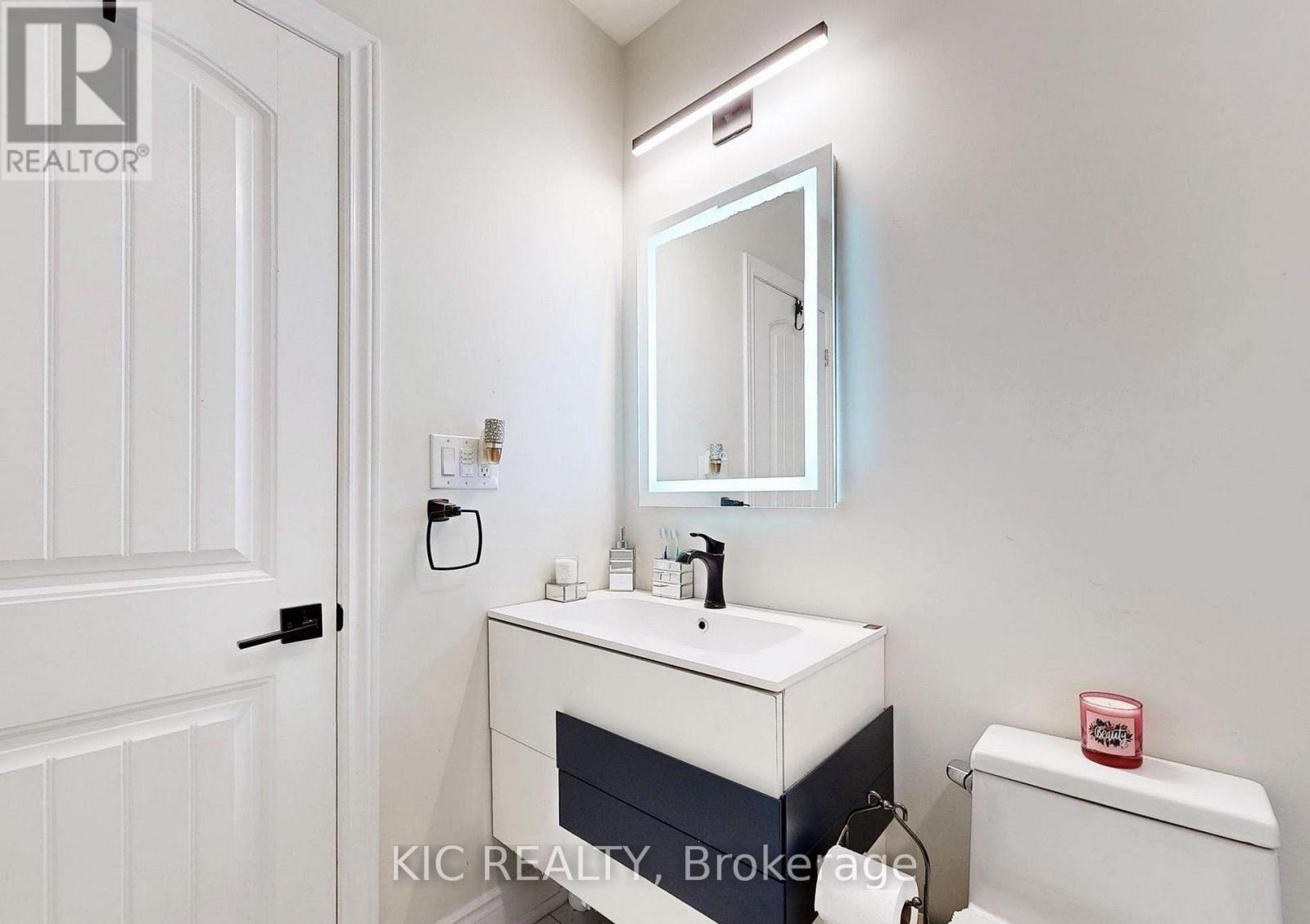 Main Floor - 226 Browndale Crescent, Richmond Hill, ON - Indoor Photo Showing Bathroom