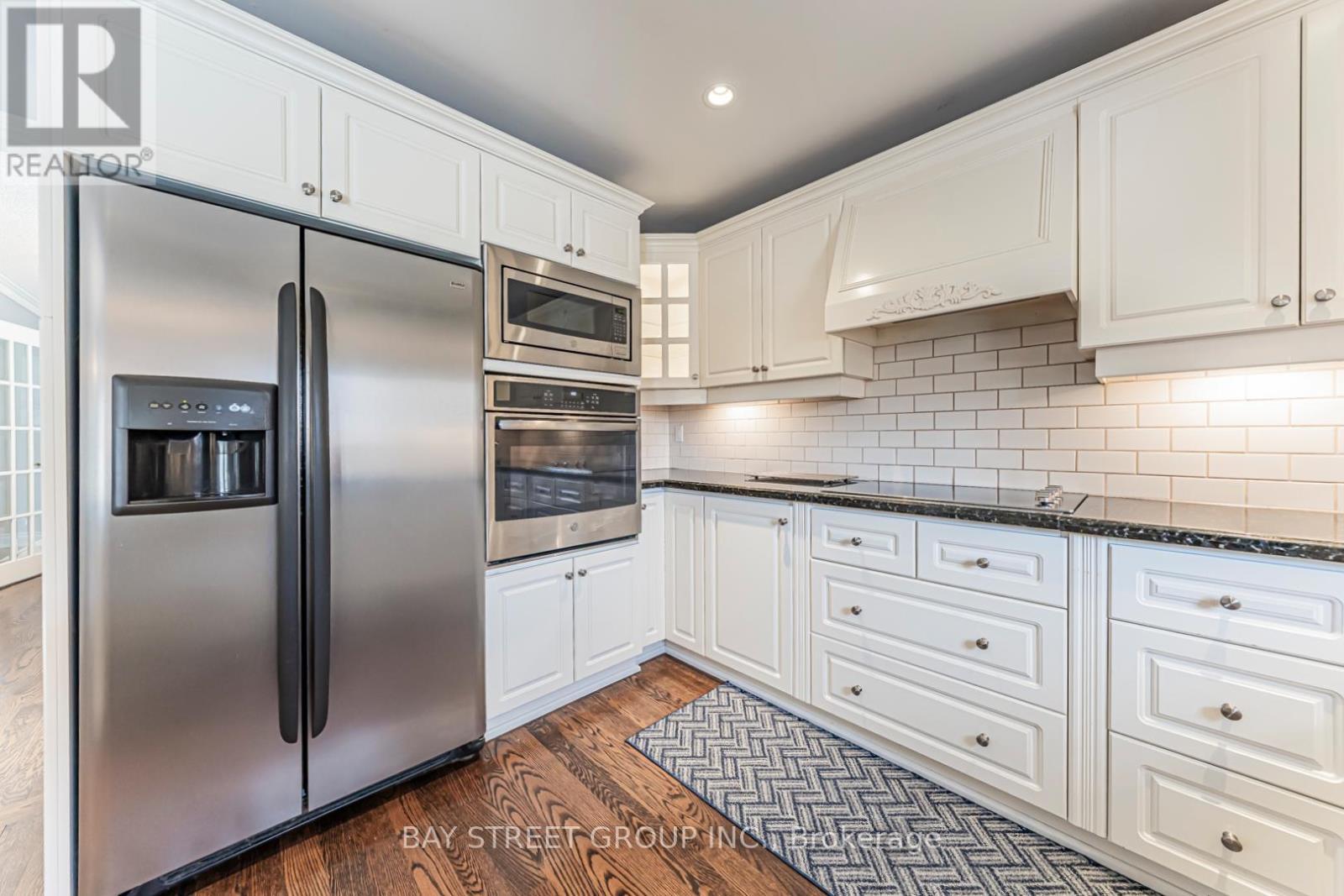 2191 Dunvegan Avenue, Oakville, ON - Indoor Photo Showing Kitchen With Upgraded Kitchen