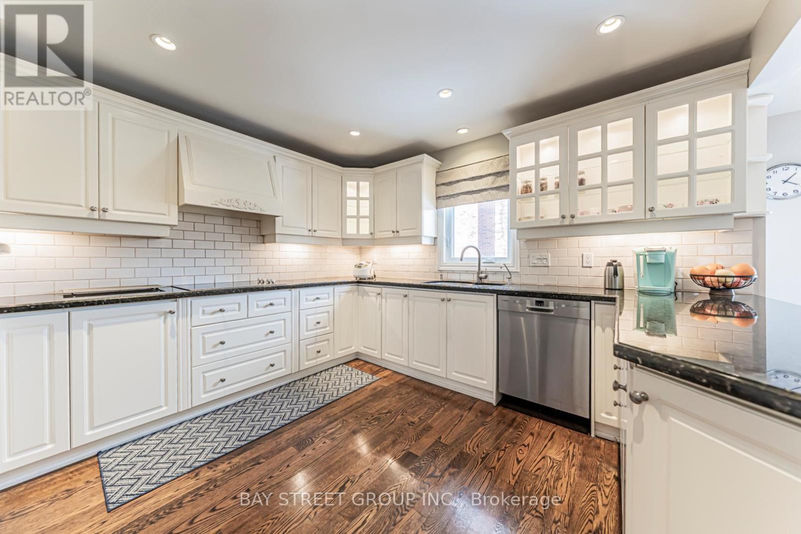 2191 Dunvegan Avenue, Oakville, ON - Indoor Photo Showing Kitchen With Upgraded Kitchen