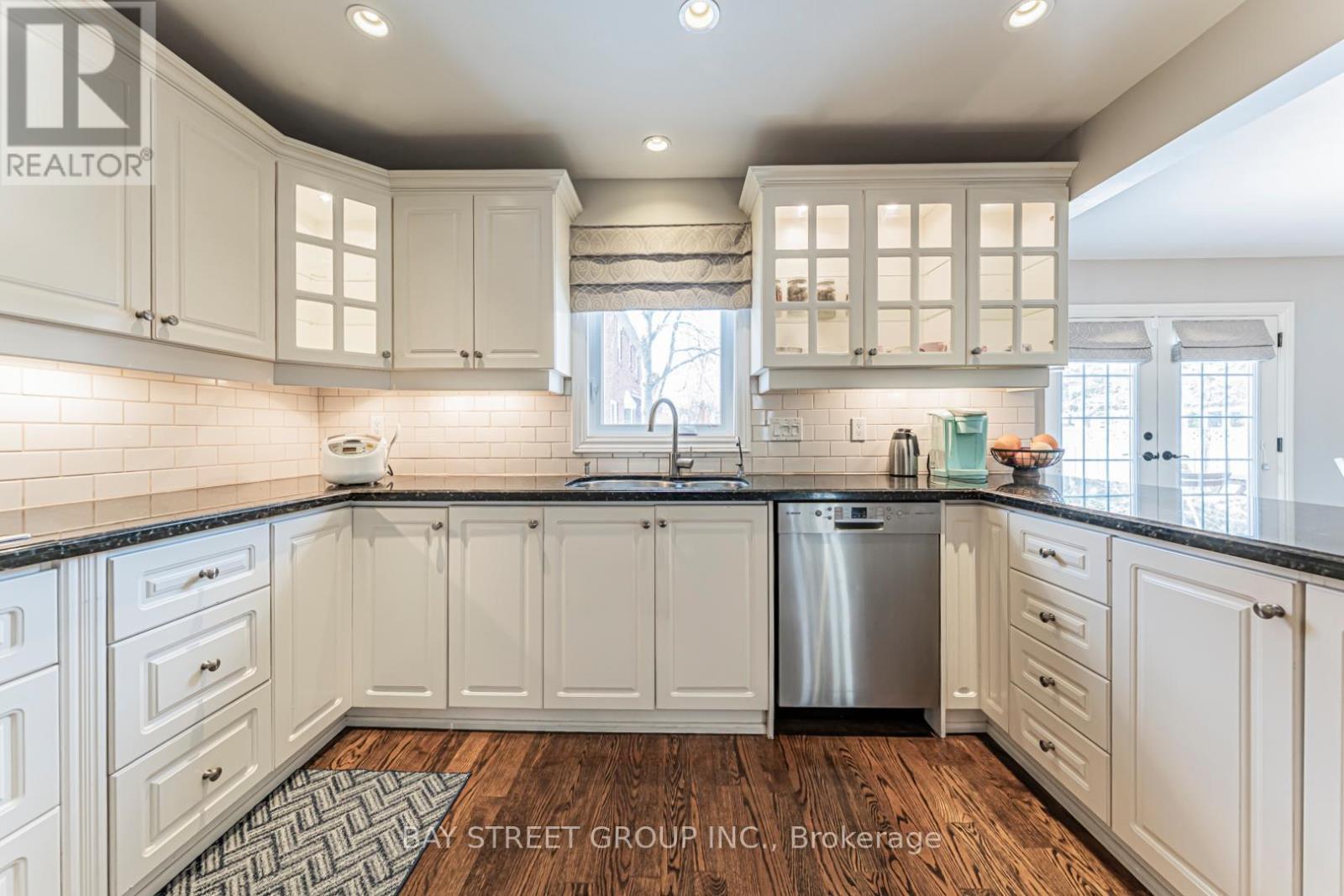 2191 Dunvegan Avenue, Oakville, ON - Indoor Photo Showing Kitchen With Upgraded Kitchen
