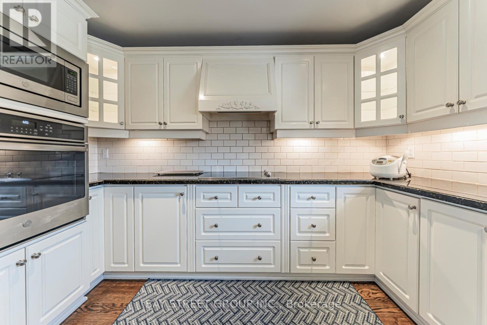 2191 Dunvegan Avenue, Oakville, ON - Indoor Photo Showing Kitchen With Upgraded Kitchen