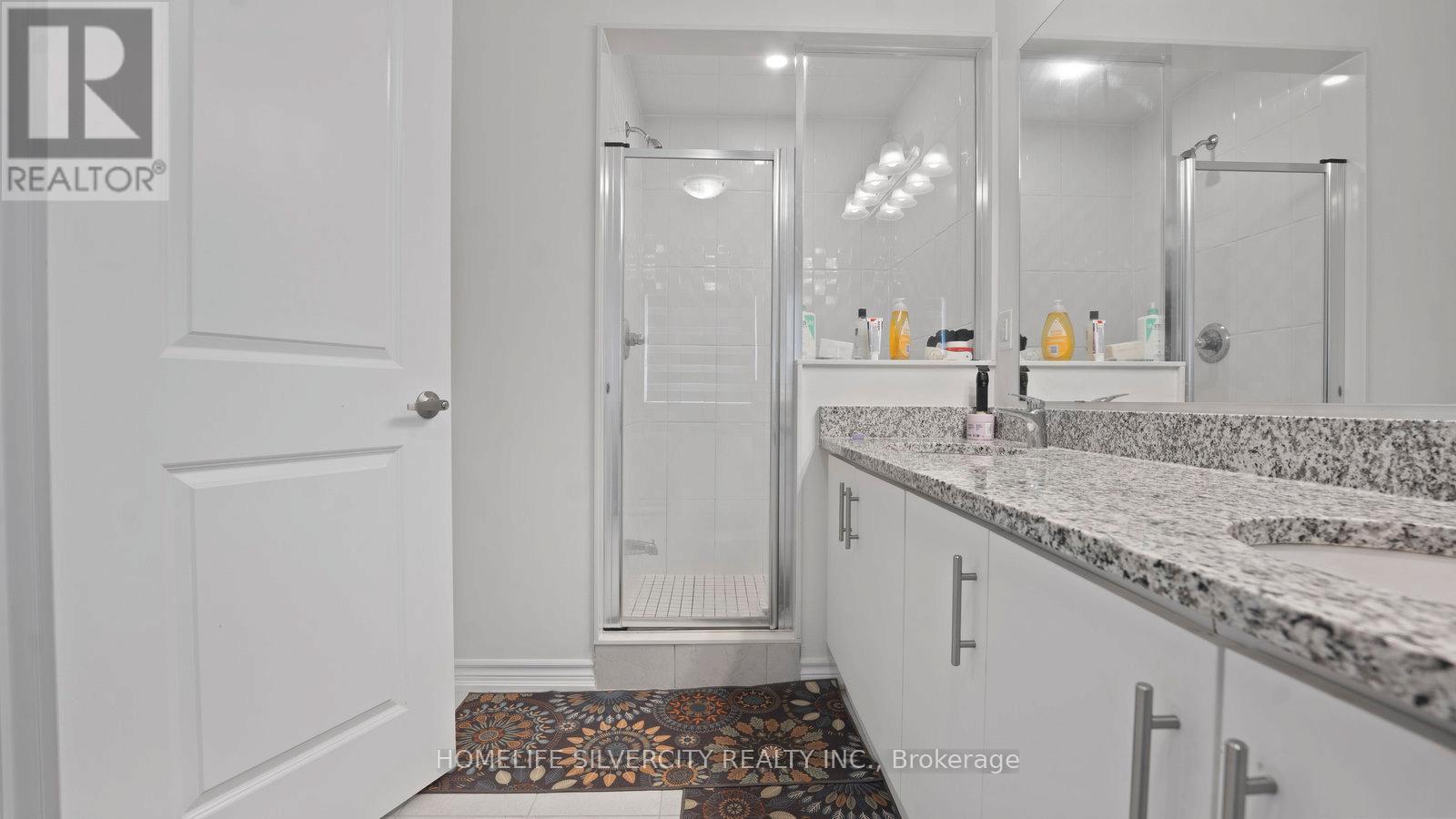 102 Strickland Avenue, Brantford, ON - Indoor Photo Showing Bathroom