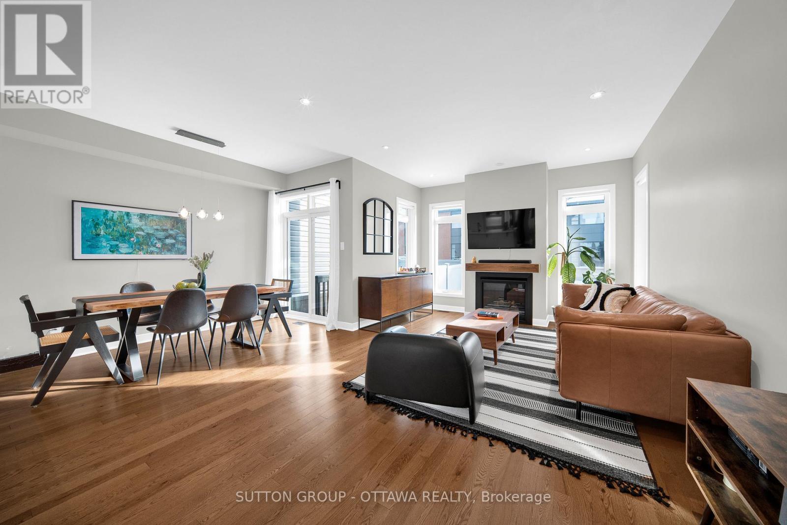 726 Octave Grove, Ottawa, ON - Indoor Photo Showing Living Room With Fireplace