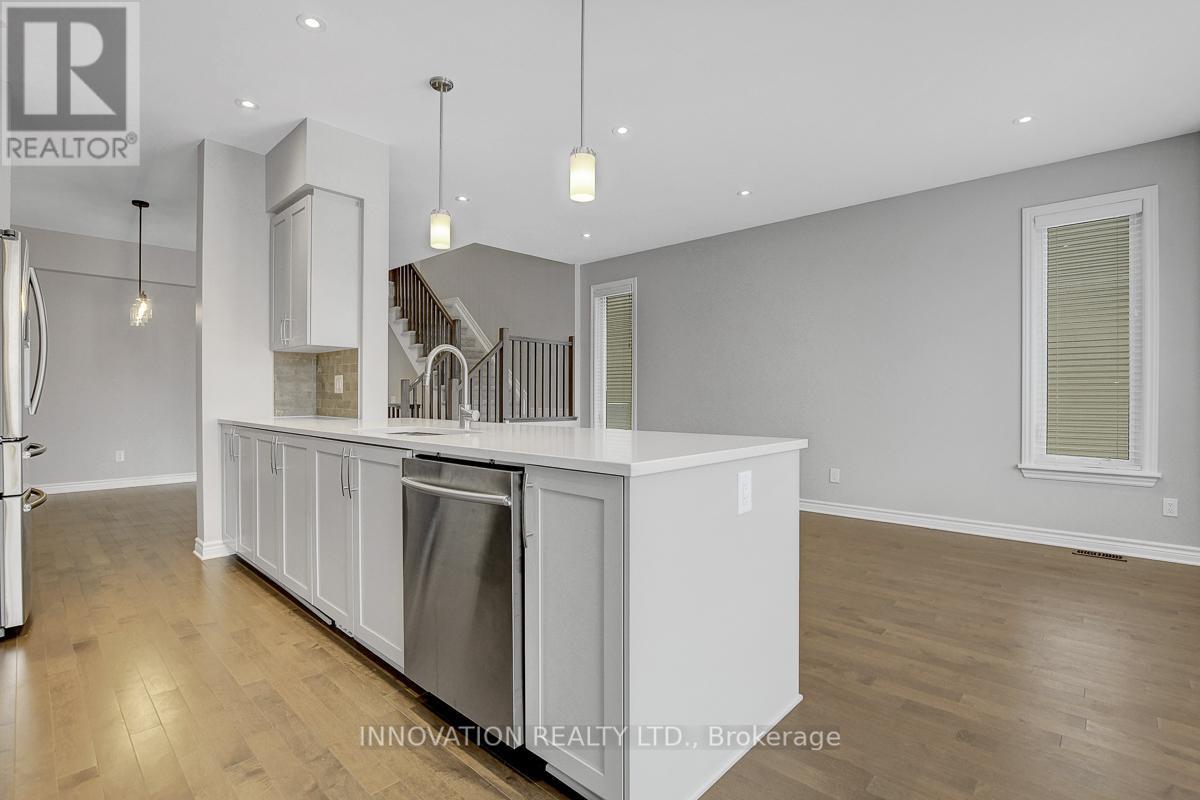 527 Rowers Way, Ottawa, ON - Indoor Photo Showing Kitchen With Upgraded Kitchen