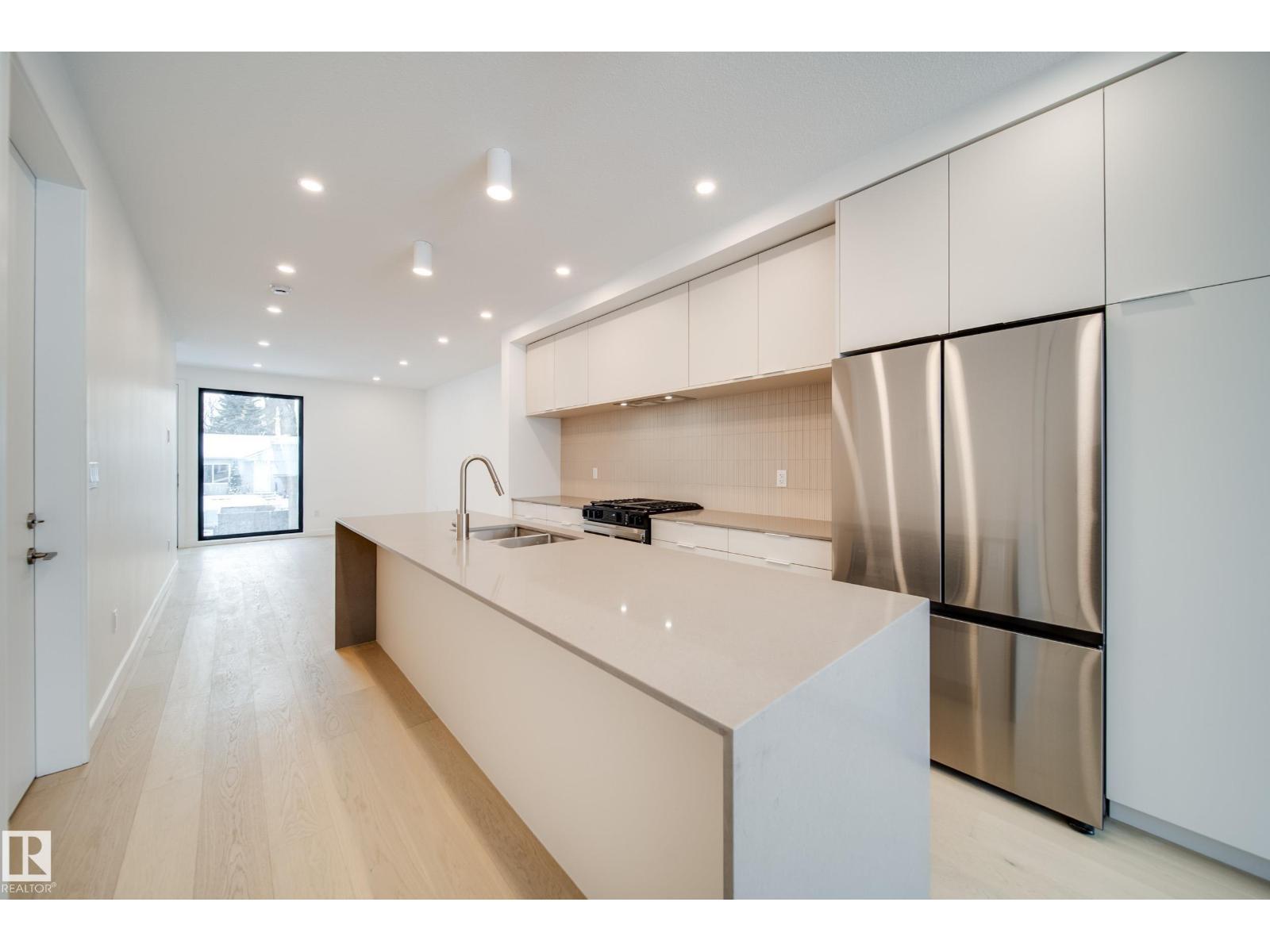 8522 80 Av Nw, Edmonton, AB - Indoor Photo Showing Kitchen With Upgraded Kitchen