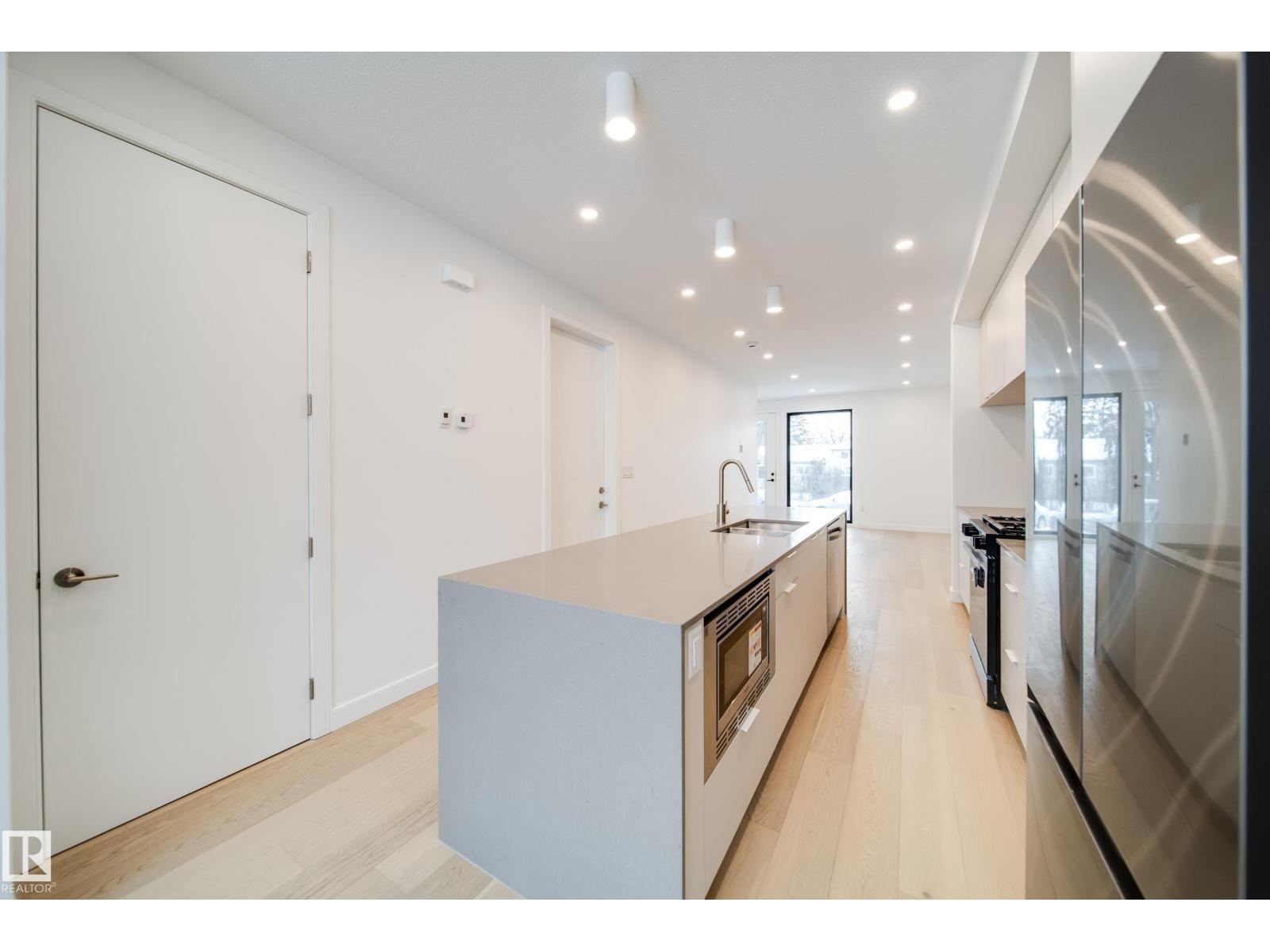 8522 80 Av Nw, Edmonton, AB - Indoor Photo Showing Kitchen With Upgraded Kitchen
