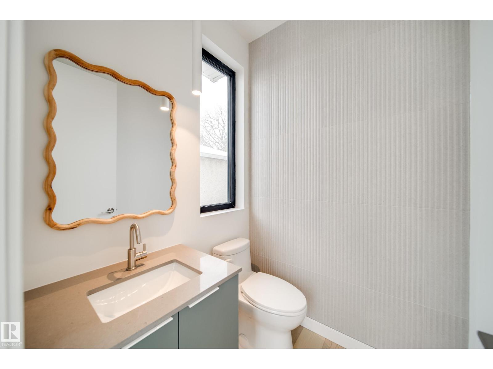 8522 80 Av Nw, Edmonton, AB - Indoor Photo Showing Bathroom