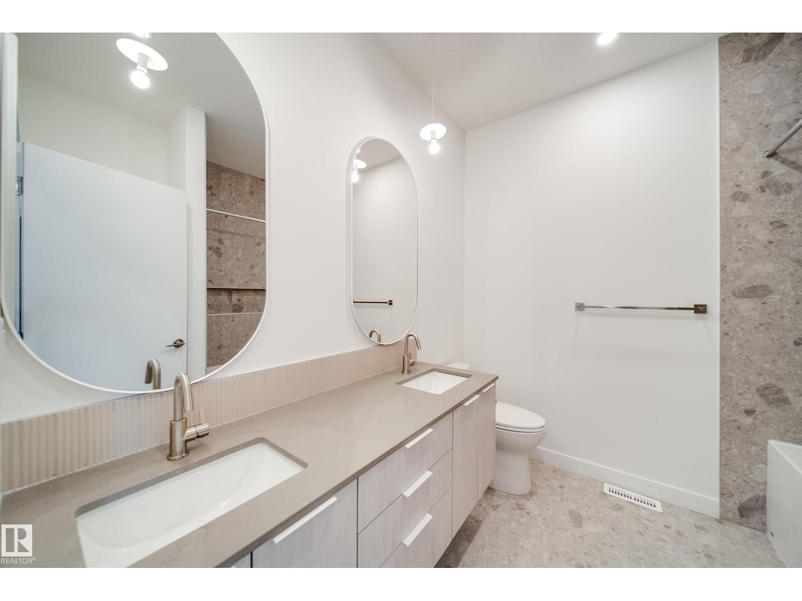 8522 80 Av Nw, Edmonton, AB - Indoor Photo Showing Bathroom