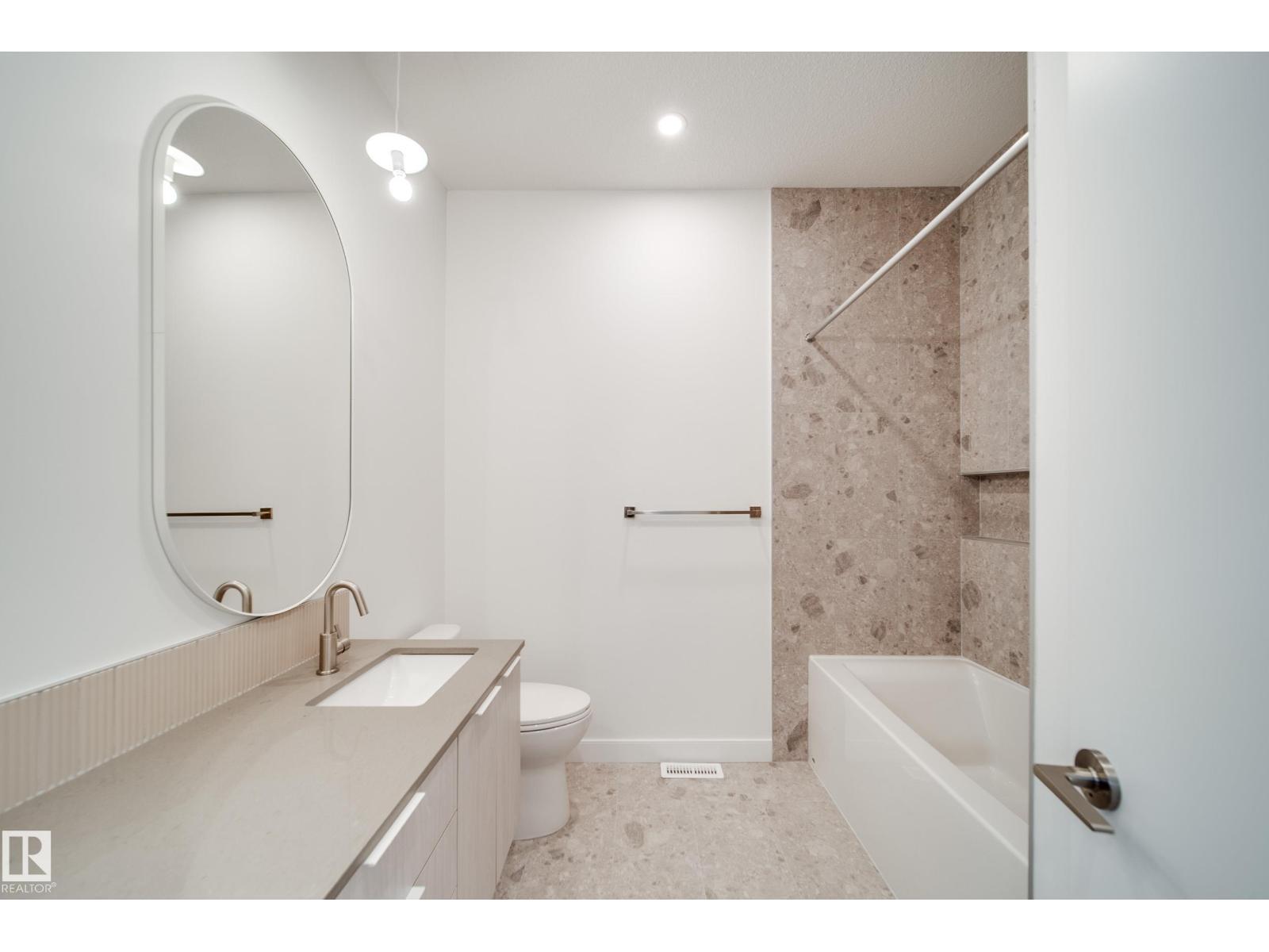 8522 80 Av Nw, Edmonton, AB - Indoor Photo Showing Bathroom