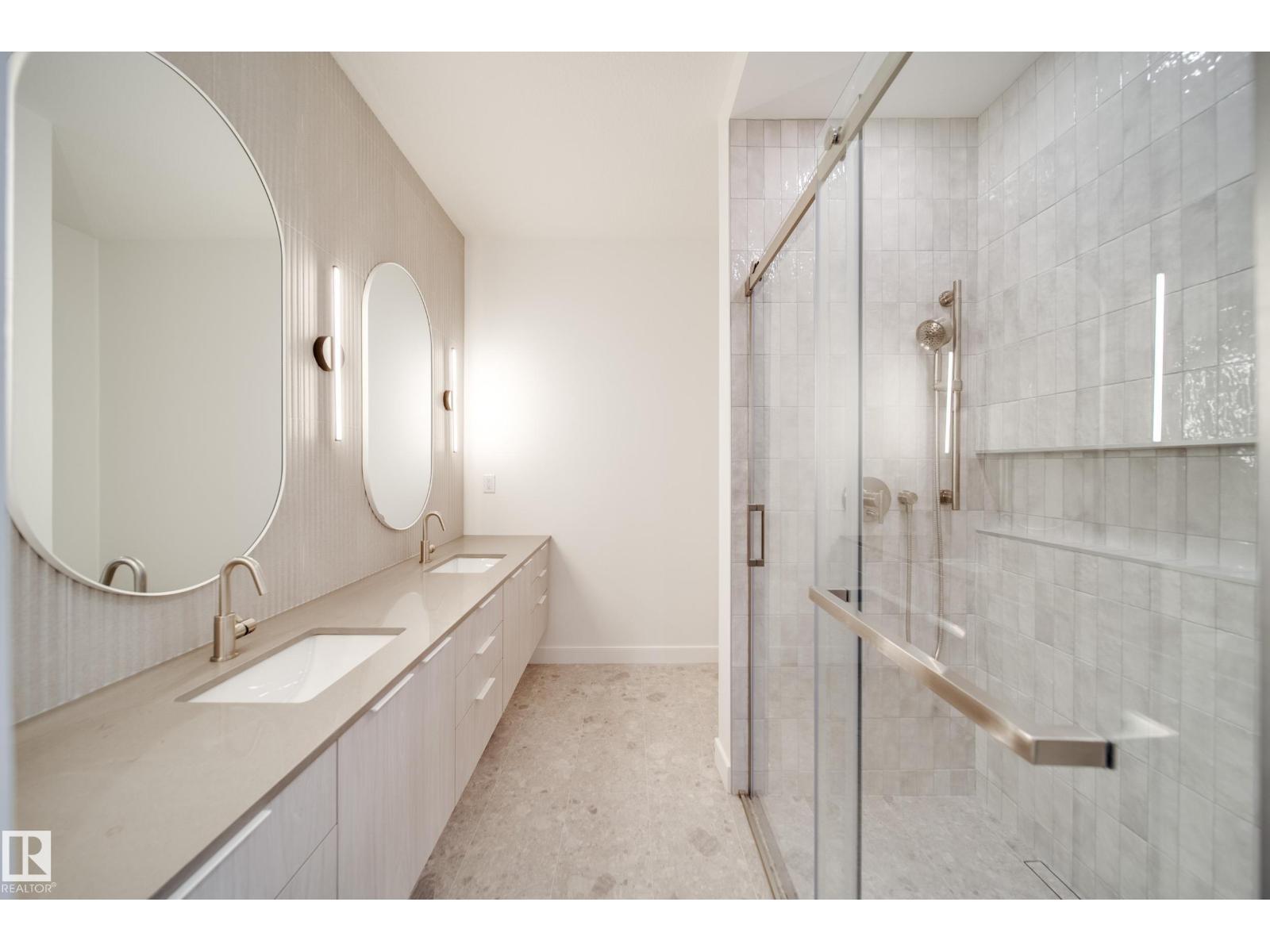 8522 80 Av Nw, Edmonton, AB - Indoor Photo Showing Bathroom