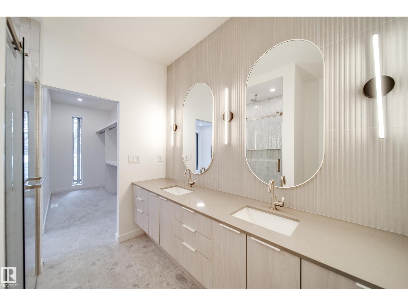 8522 80 Av Nw, Edmonton, AB - Indoor Photo Showing Bathroom