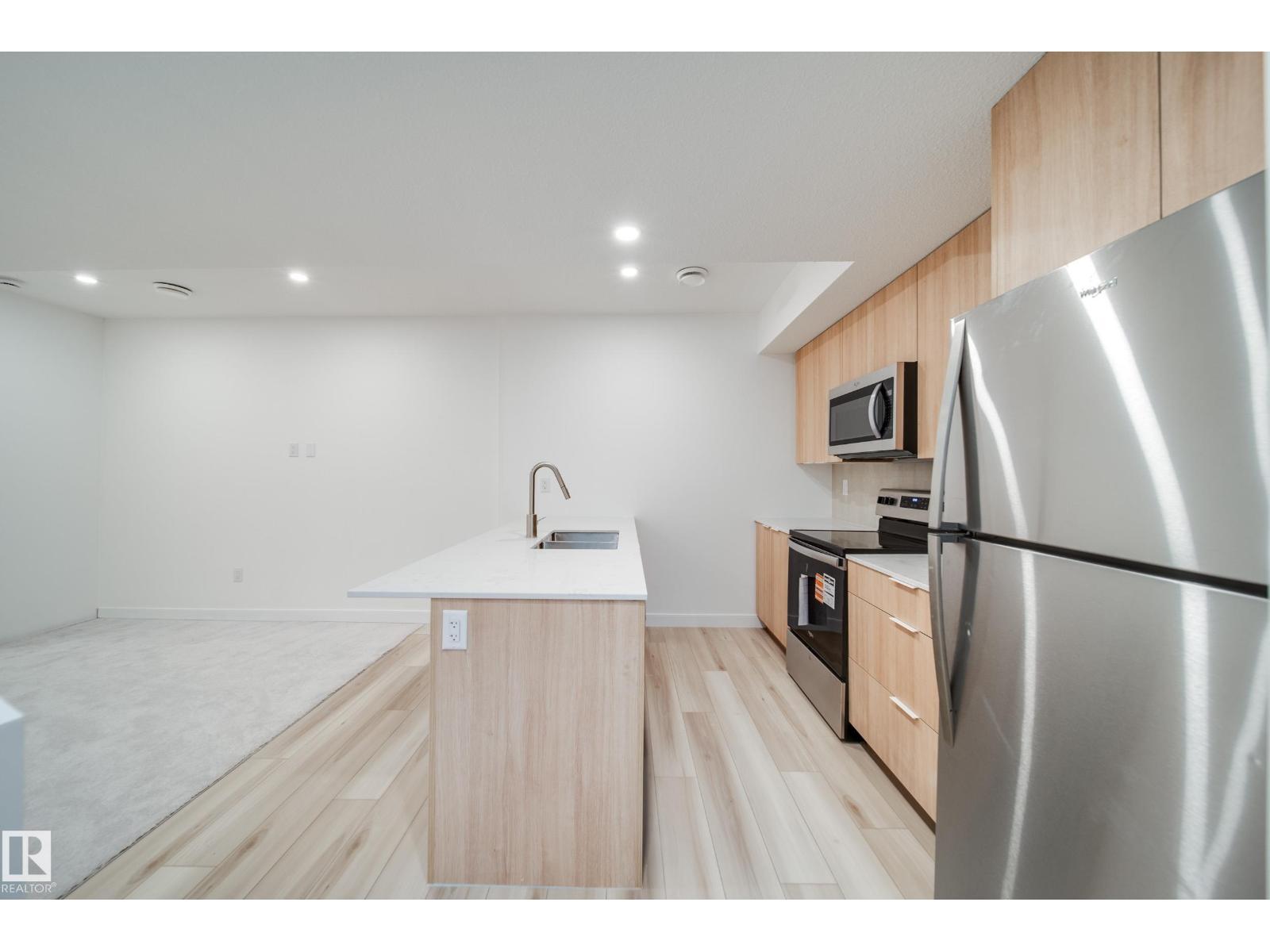 8522 80 Av Nw, Edmonton, AB - Indoor Photo Showing Kitchen With Double Sink
