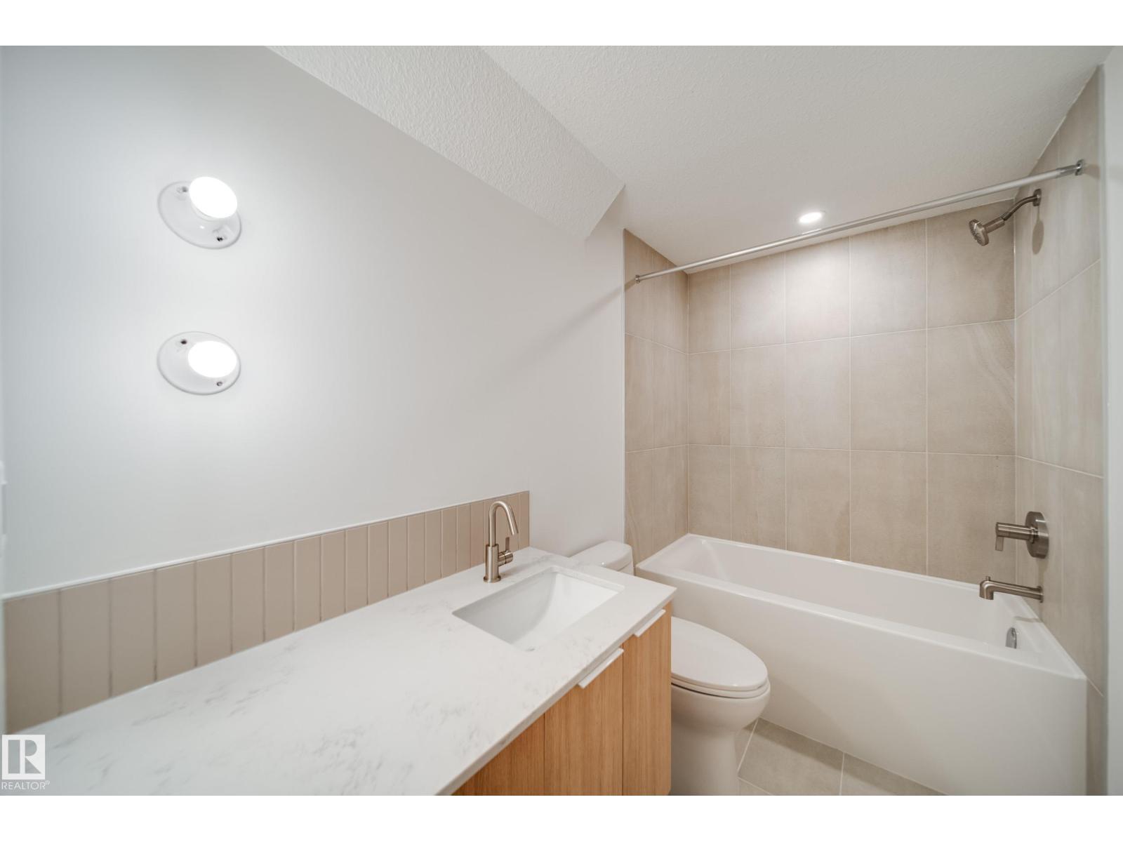 8522 80 Av Nw, Edmonton, AB - Indoor Photo Showing Bathroom