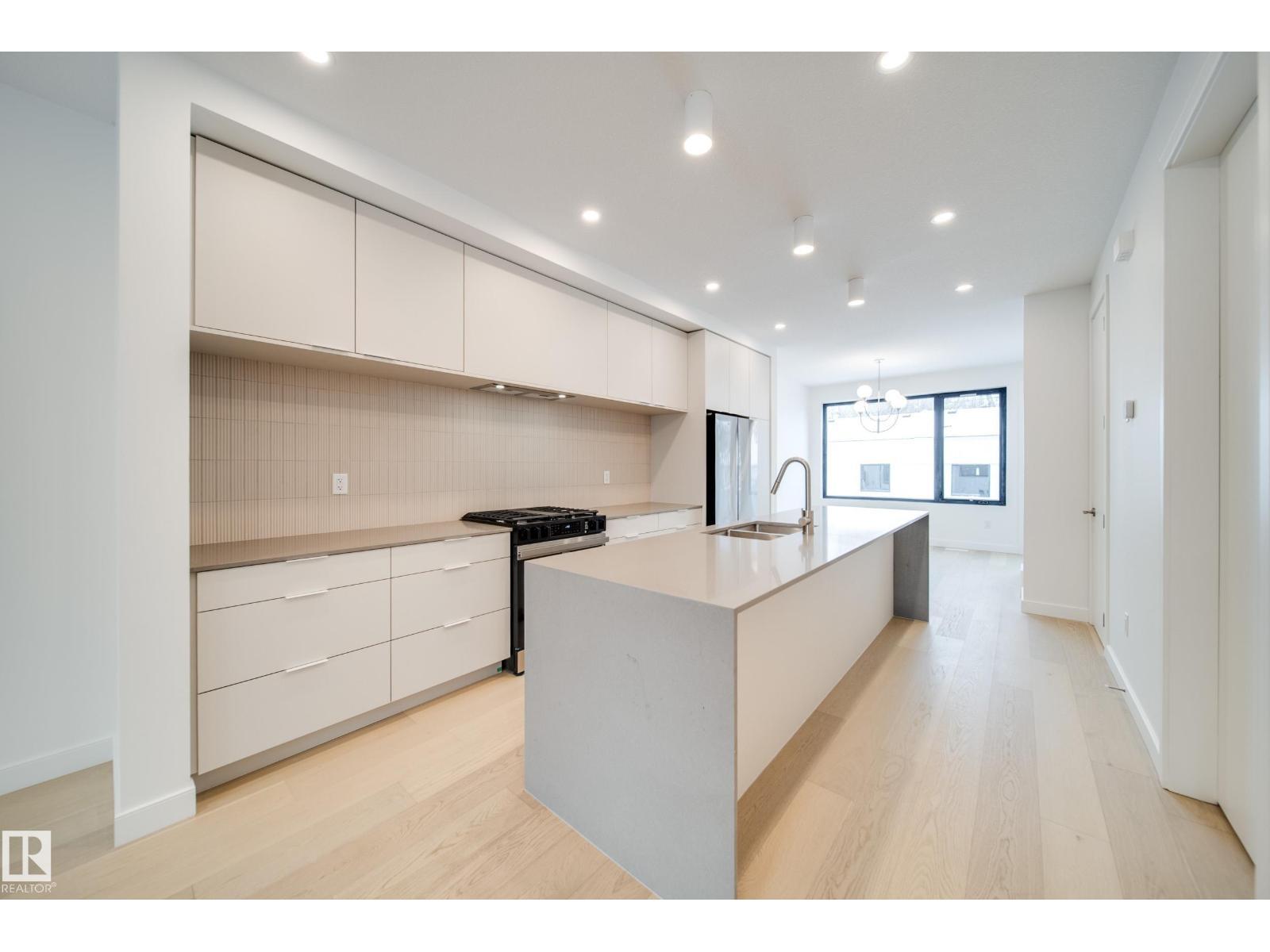8522 80 Av Nw, Edmonton, AB - Indoor Photo Showing Kitchen With Upgraded Kitchen