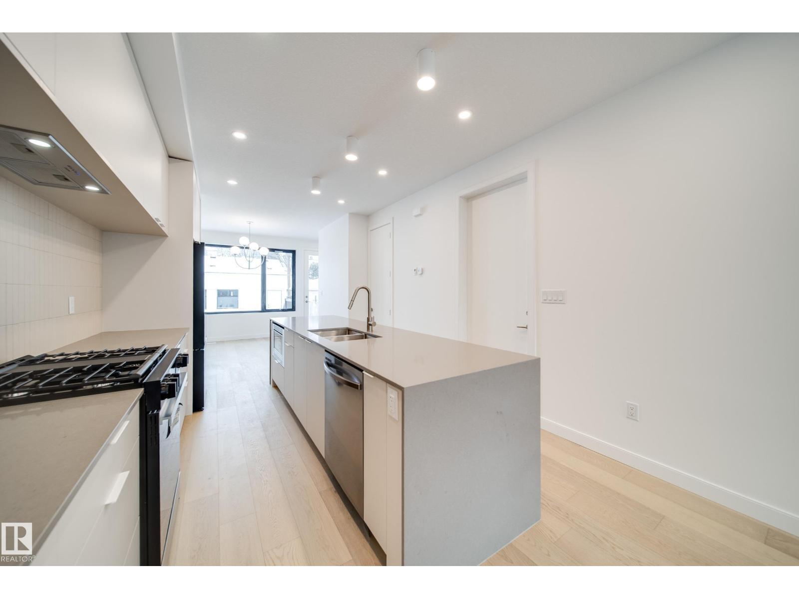 8522 80 Av Nw, Edmonton, AB - Indoor Photo Showing Kitchen With Upgraded Kitchen
