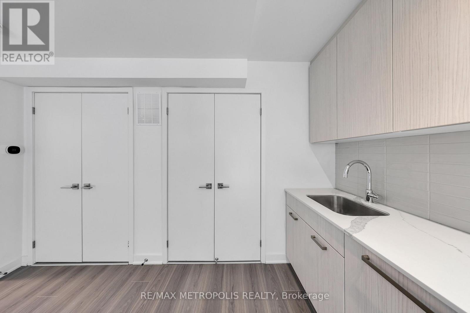 208 - 65 Curlew Drive, Toronto, ON - Indoor Photo Showing Kitchen