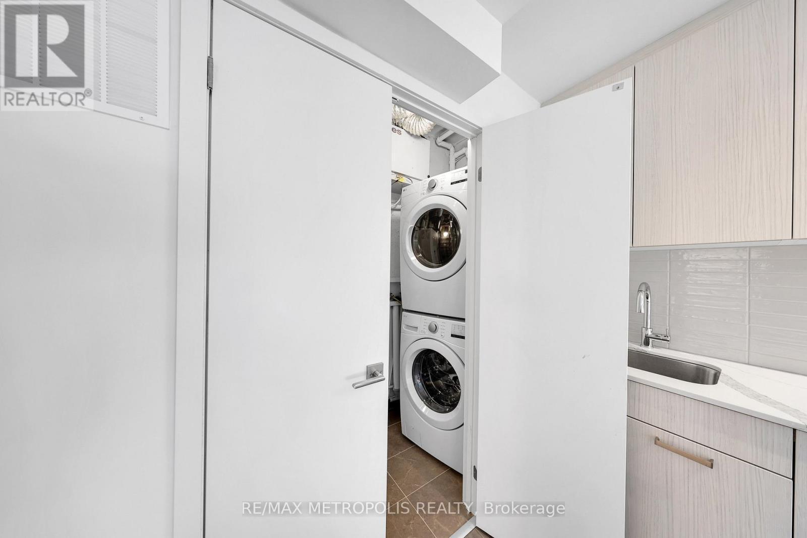 208 - 65 Curlew Drive, Toronto, ON - Indoor Photo Showing Laundry Room