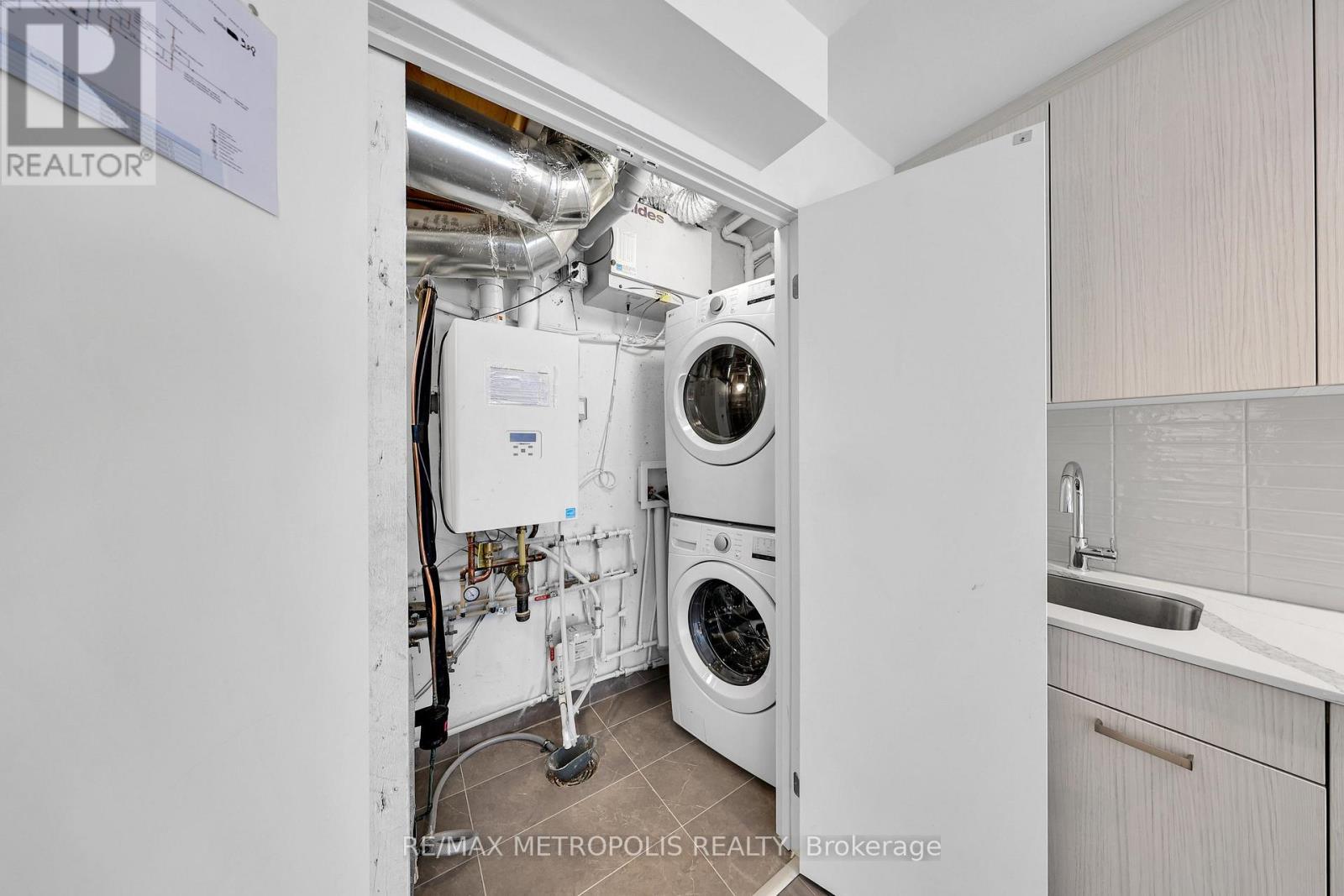 208 - 65 Curlew Drive, Toronto, ON - Indoor Photo Showing Laundry Room