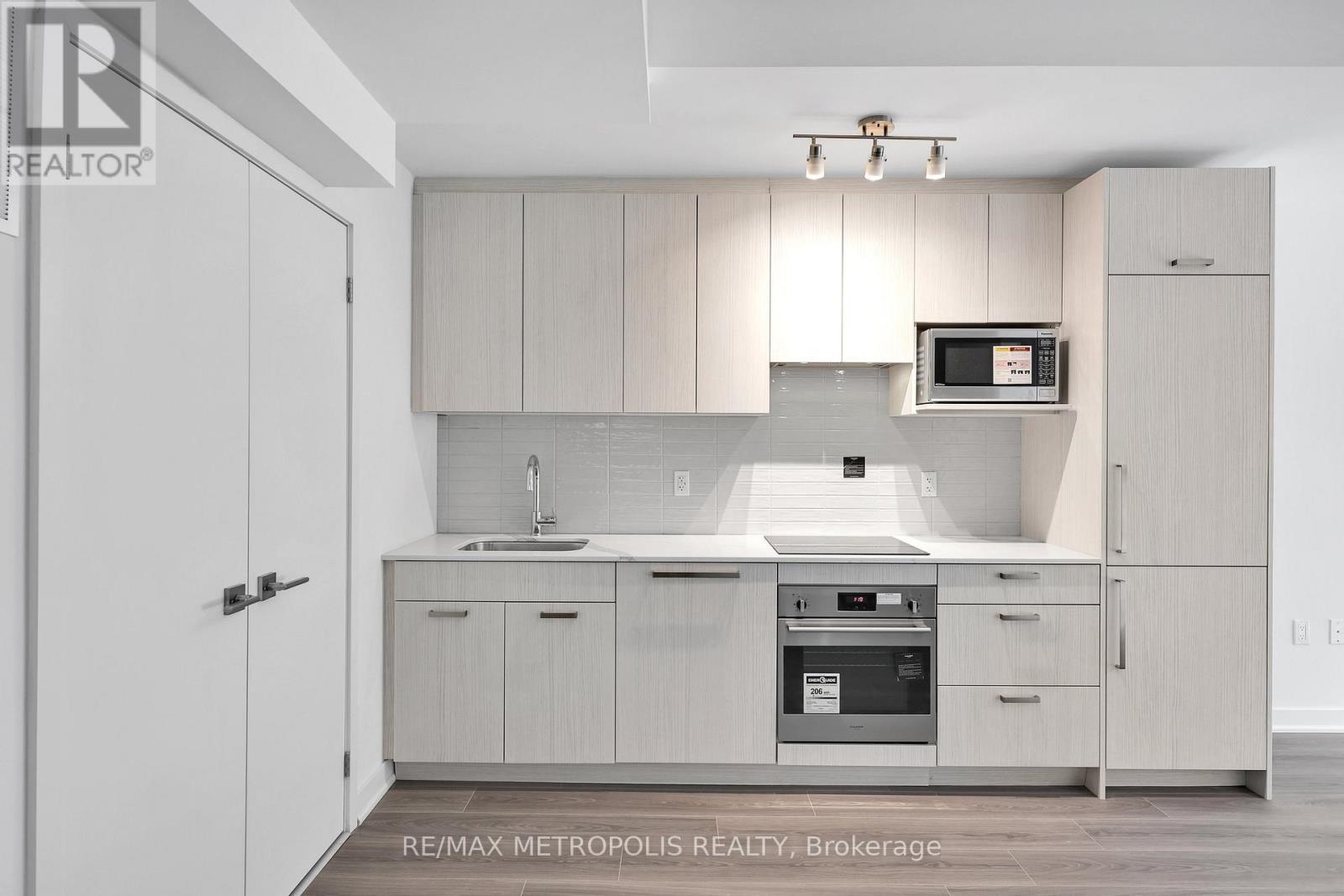 208 - 65 Curlew Drive, Toronto, ON - Indoor Photo Showing Other Room