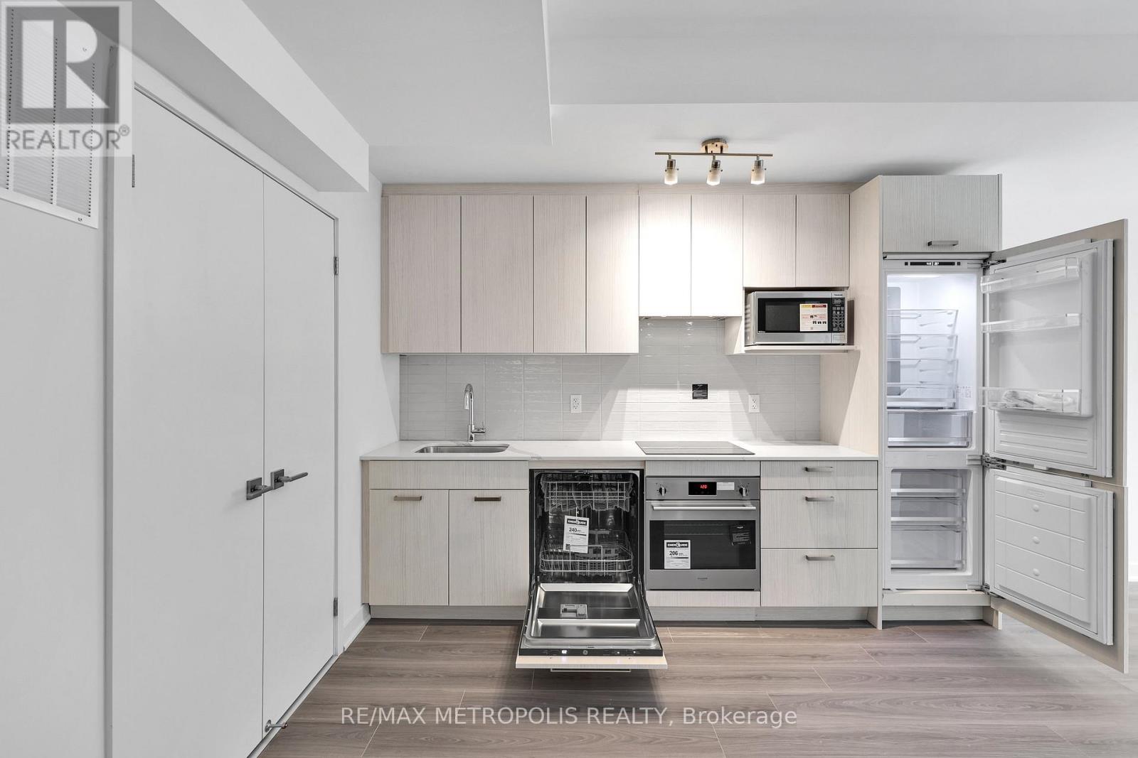 208 - 65 Curlew Drive, Toronto, ON - Indoor Photo Showing Kitchen