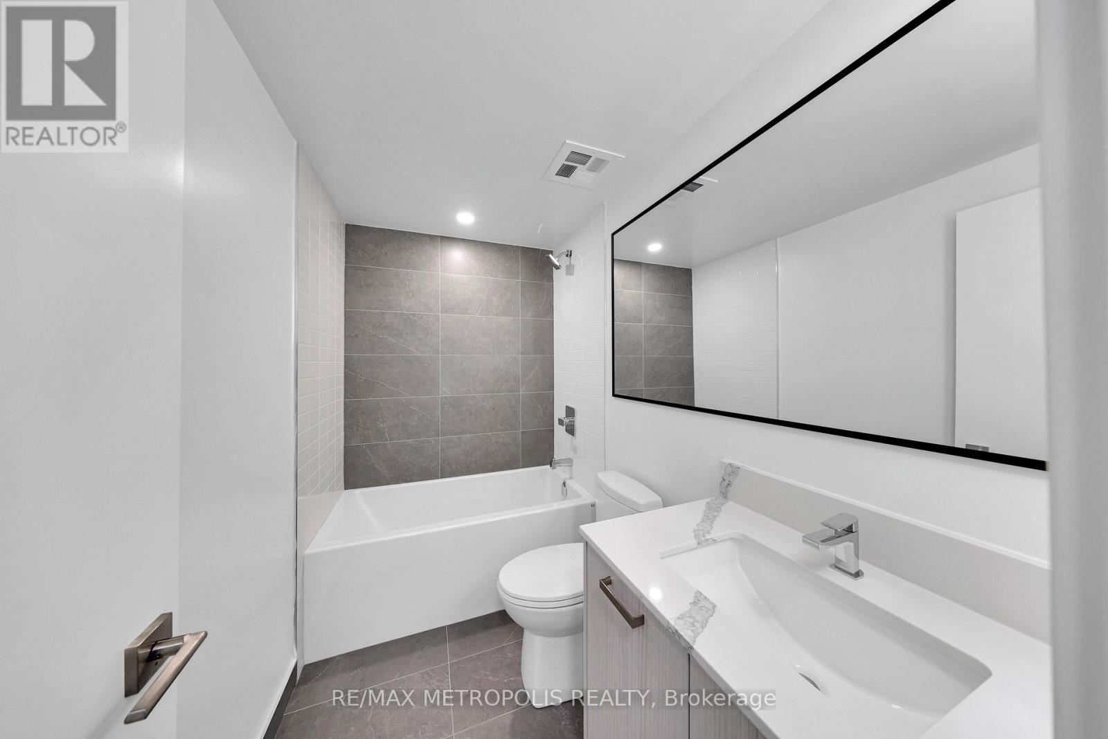 208 - 65 Curlew Drive, Toronto, ON - Indoor Photo Showing Bathroom