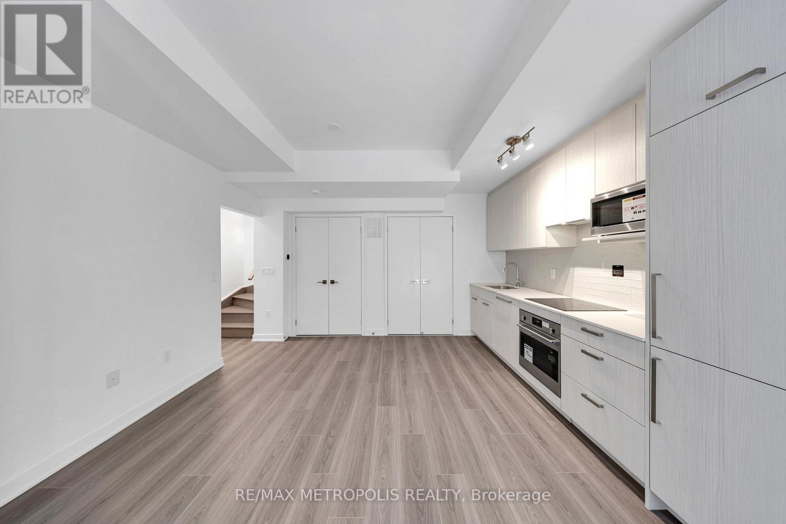 208 - 65 Curlew Drive, Toronto, ON - Indoor Photo Showing Kitchen