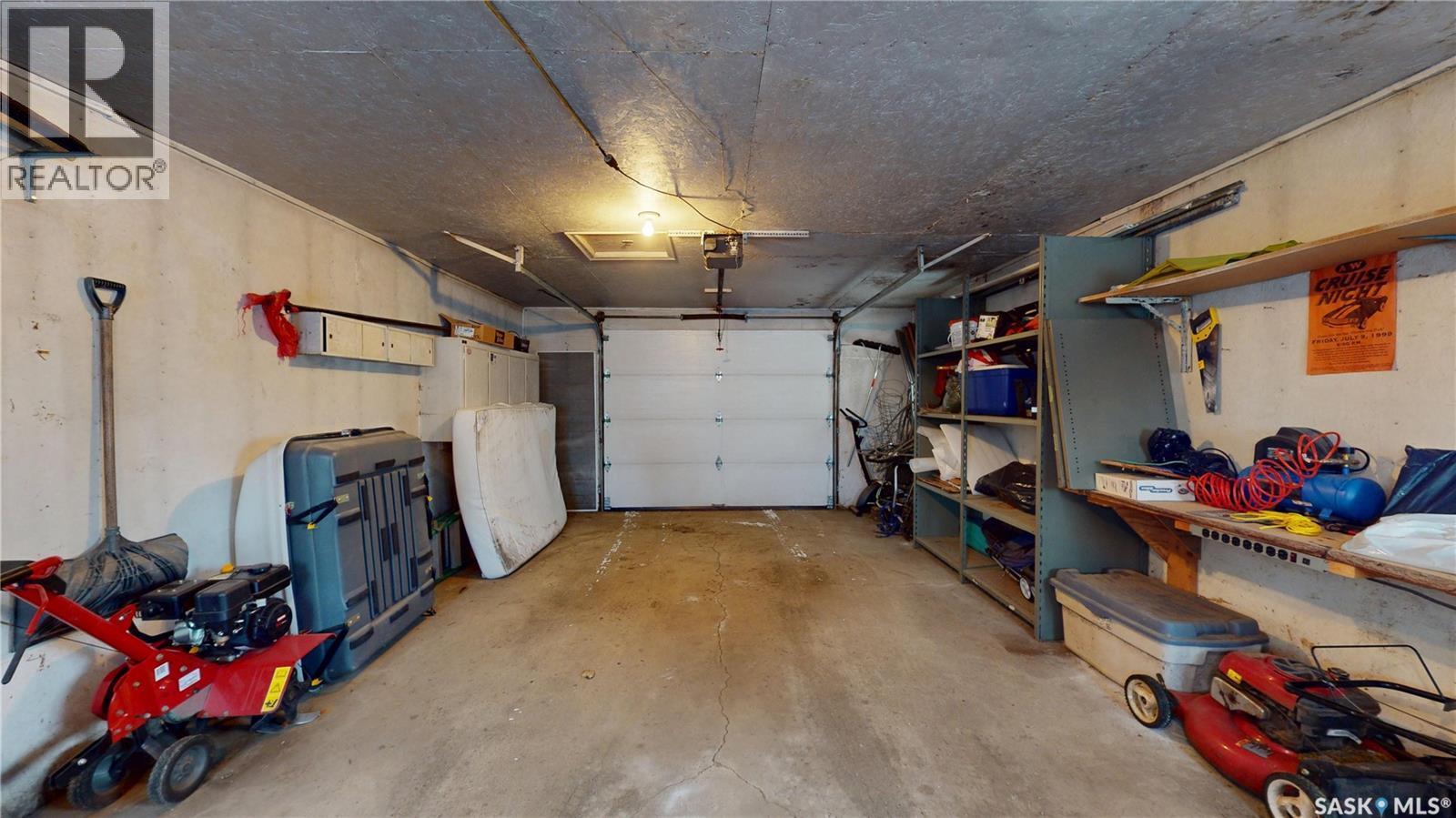 416 T Avenue S, Saskatoon, SK - Indoor Photo Showing Garage