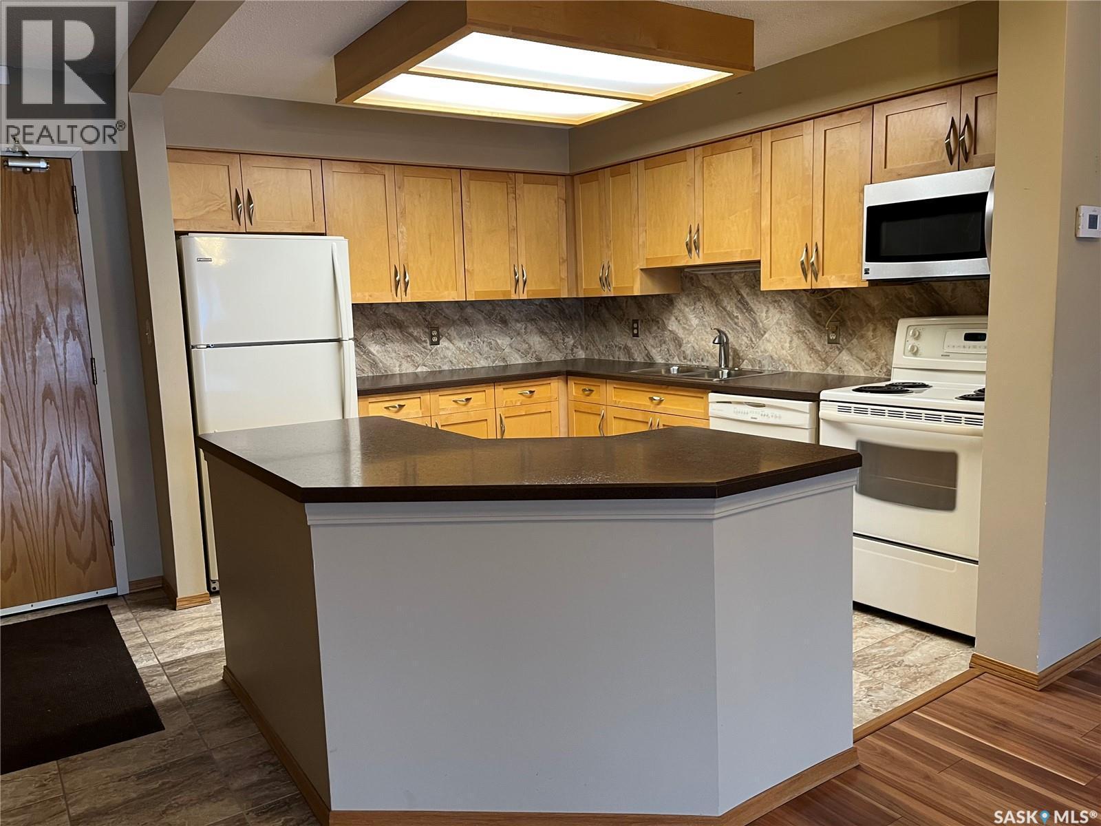 239 960 Assiniboine Avenue E, Regina, SK - Indoor Photo Showing Kitchen With Double Sink