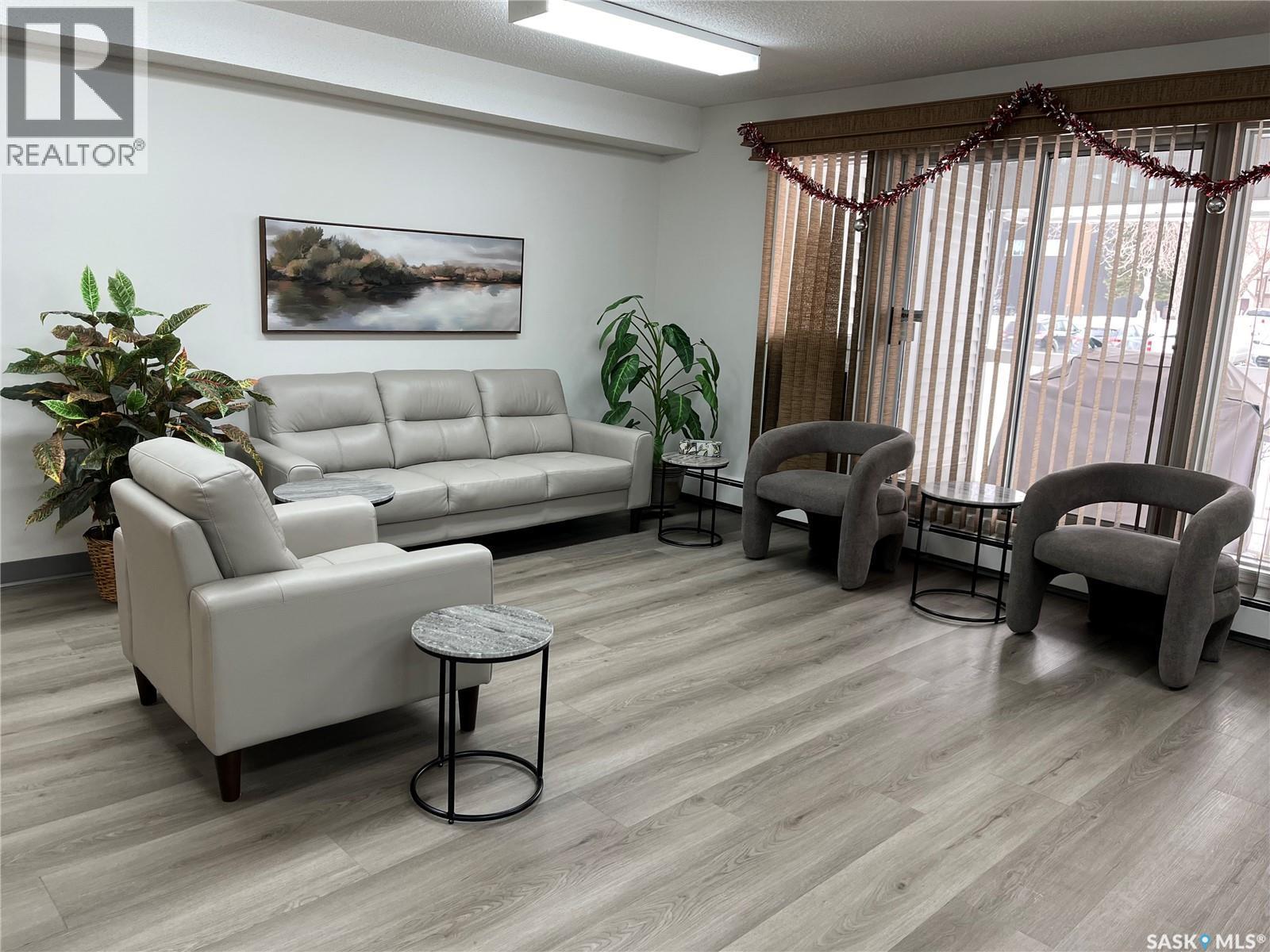 239 960 Assiniboine Avenue E, Regina, SK - Indoor Photo Showing Living Room