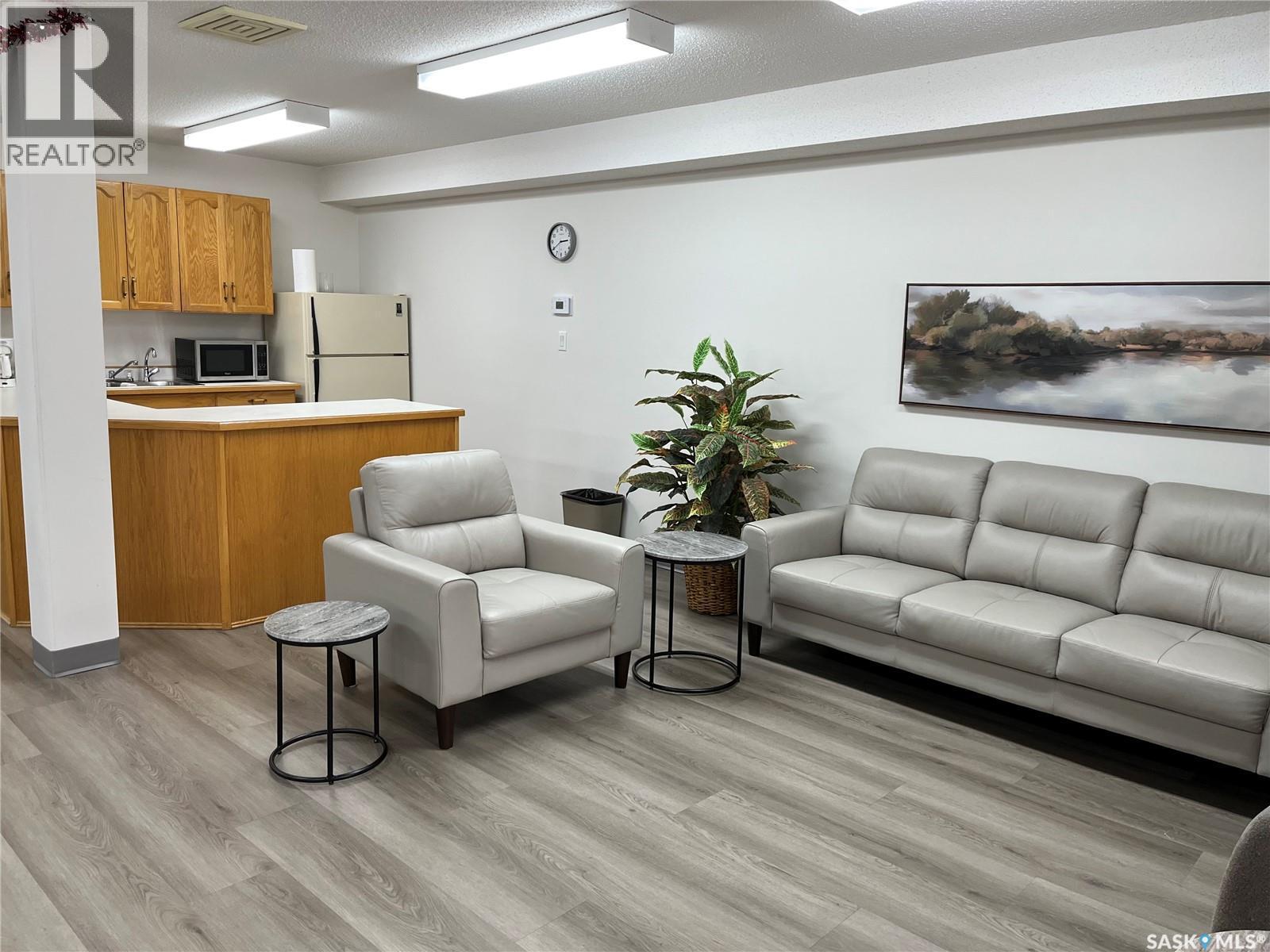 239 960 Assiniboine Avenue E, Regina, SK - Indoor