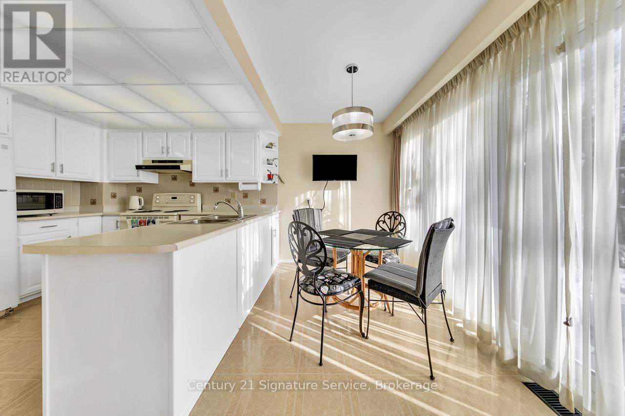 27 Northampton Street, Brampton, ON - Indoor Photo Showing Kitchen