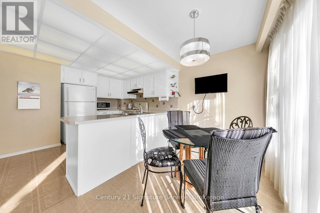 27 Northampton Street, Brampton, ON - Indoor Photo Showing Kitchen